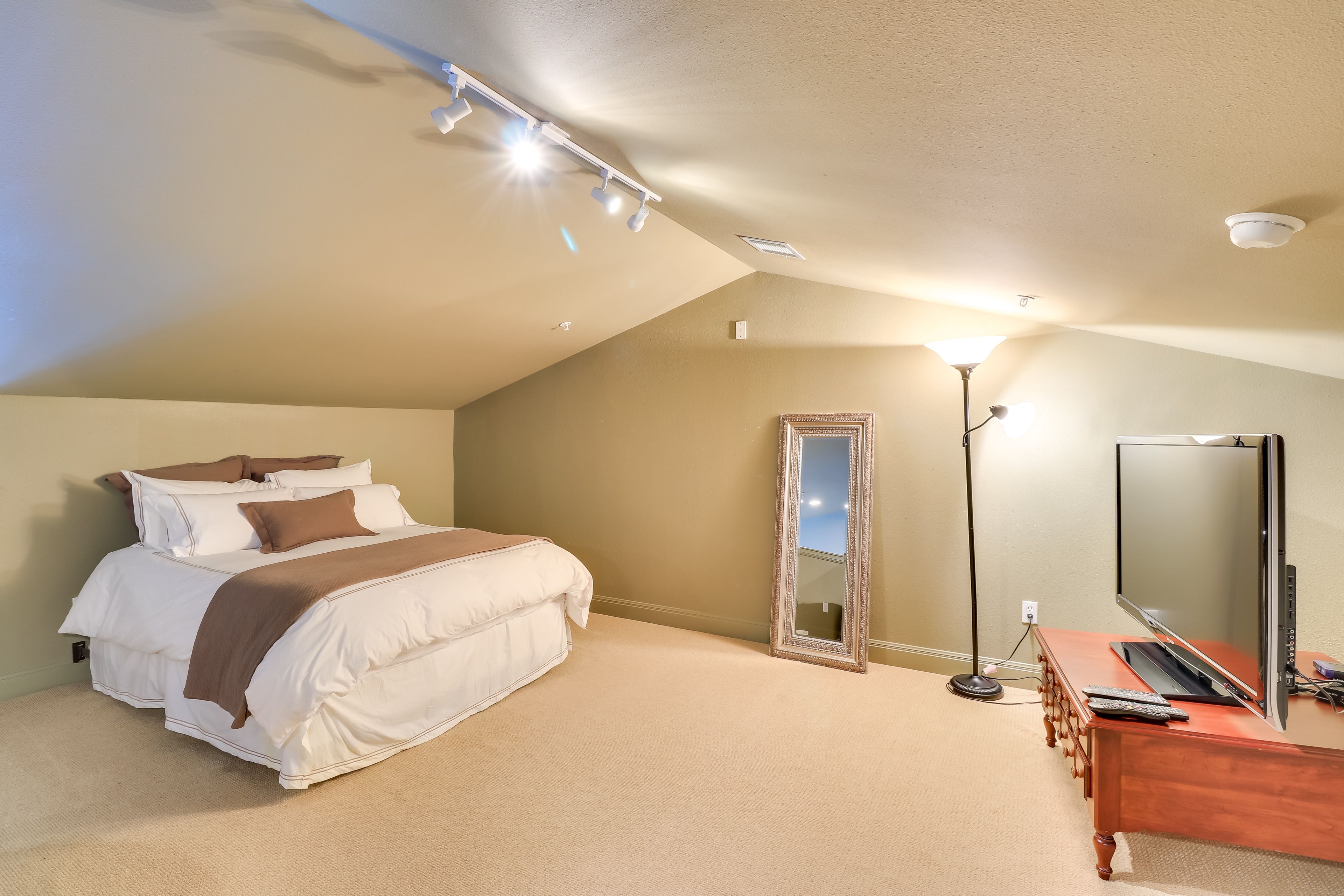 Loft | Queen Bed | 2nd Floor | Stairs Required
