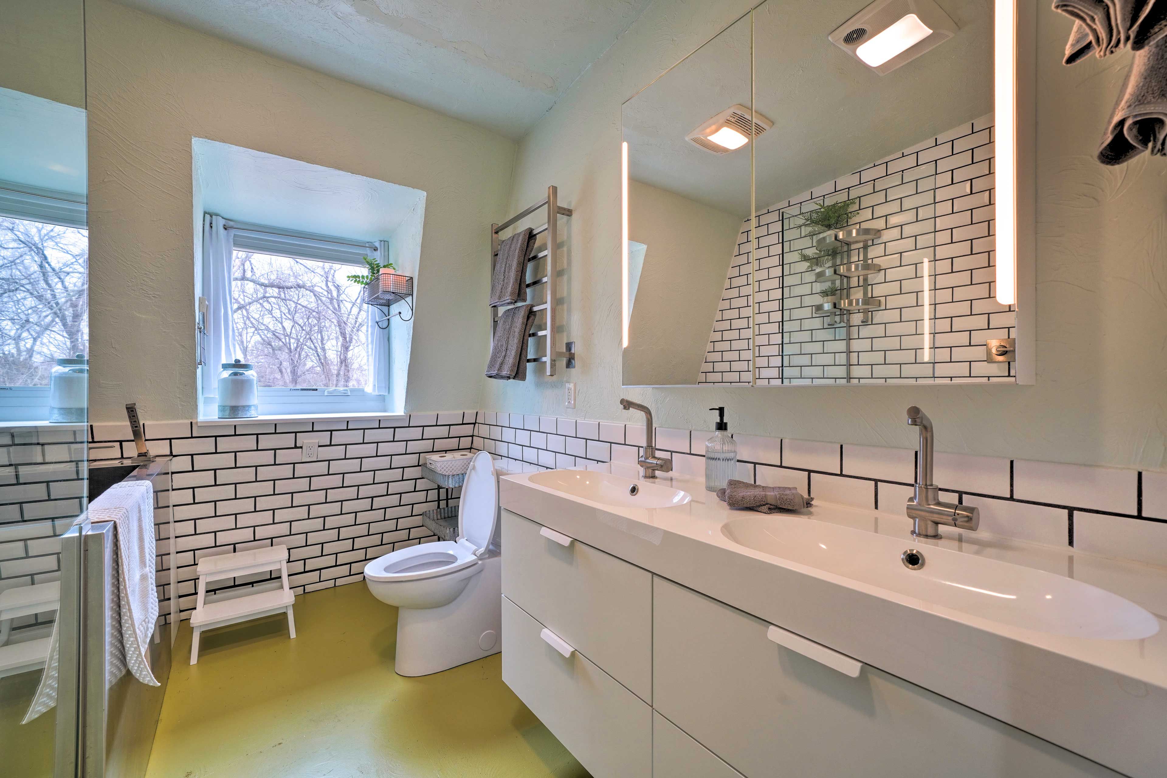 Full Bathroom | Complimentary Toiletries | Towels Provided