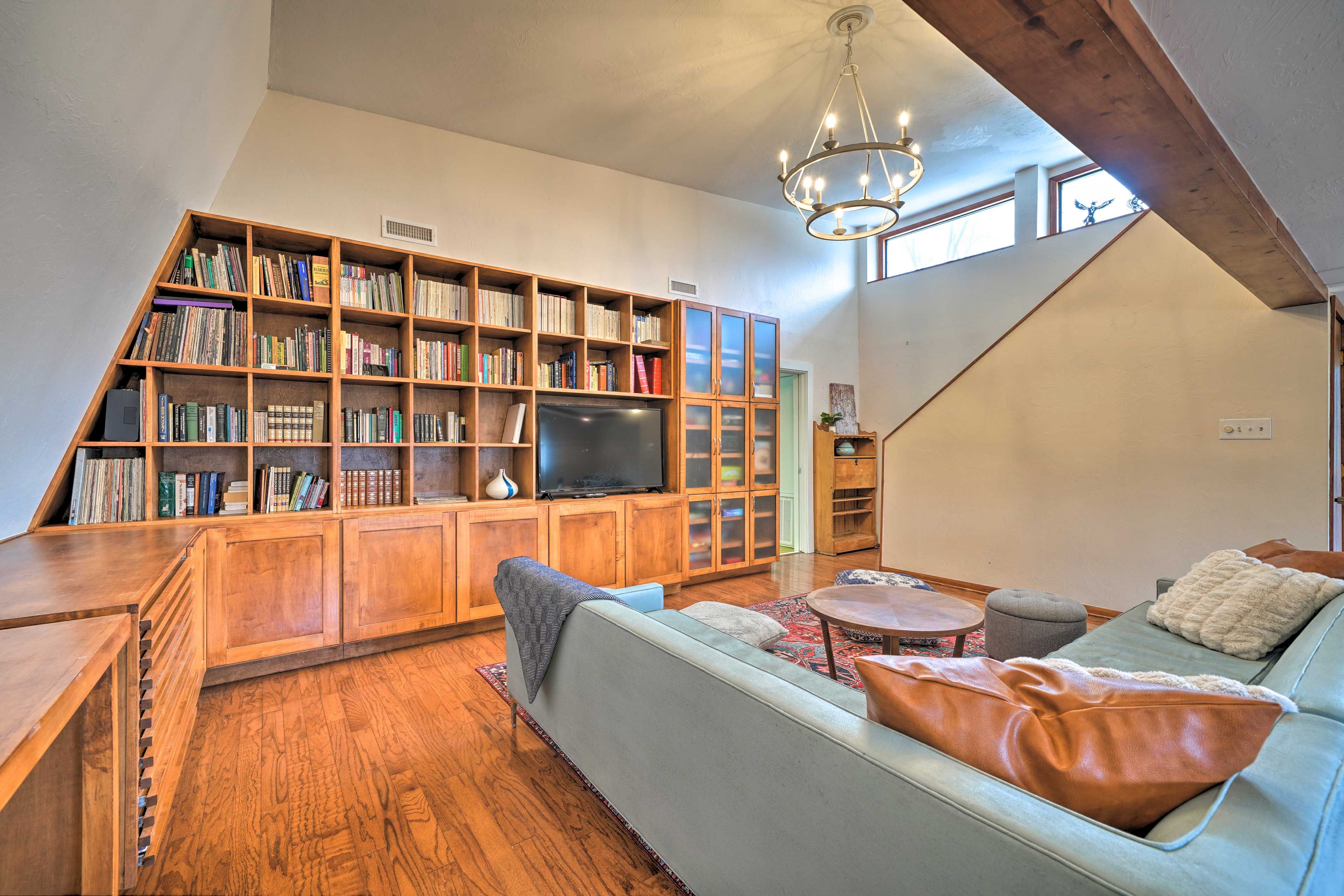 Living Room | Smart TV | Books | Board Games