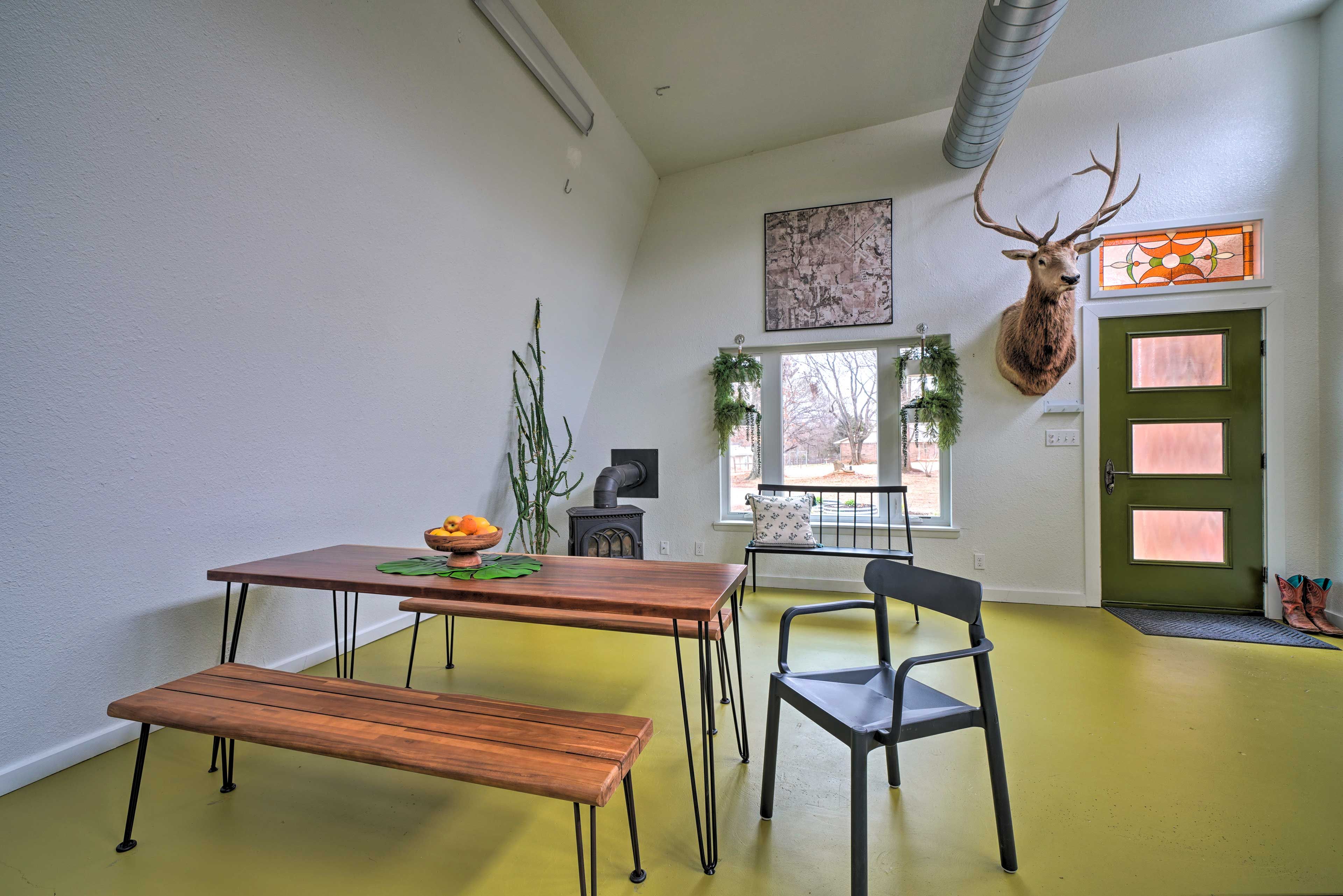 Dining Area | Gas Stove | Dishware & Flatware Provided
