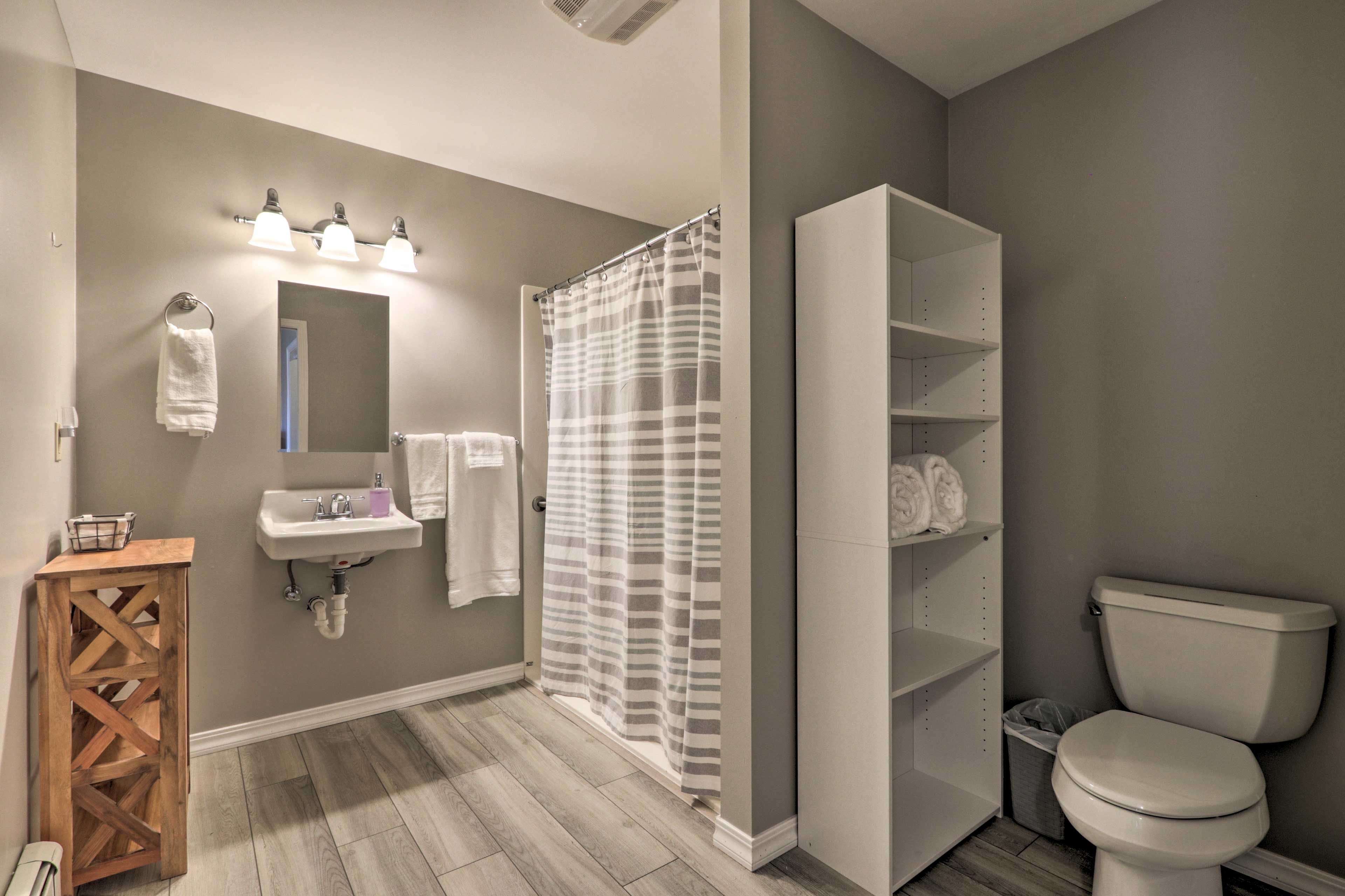 Full Bathroom | Complimentary Toiletries