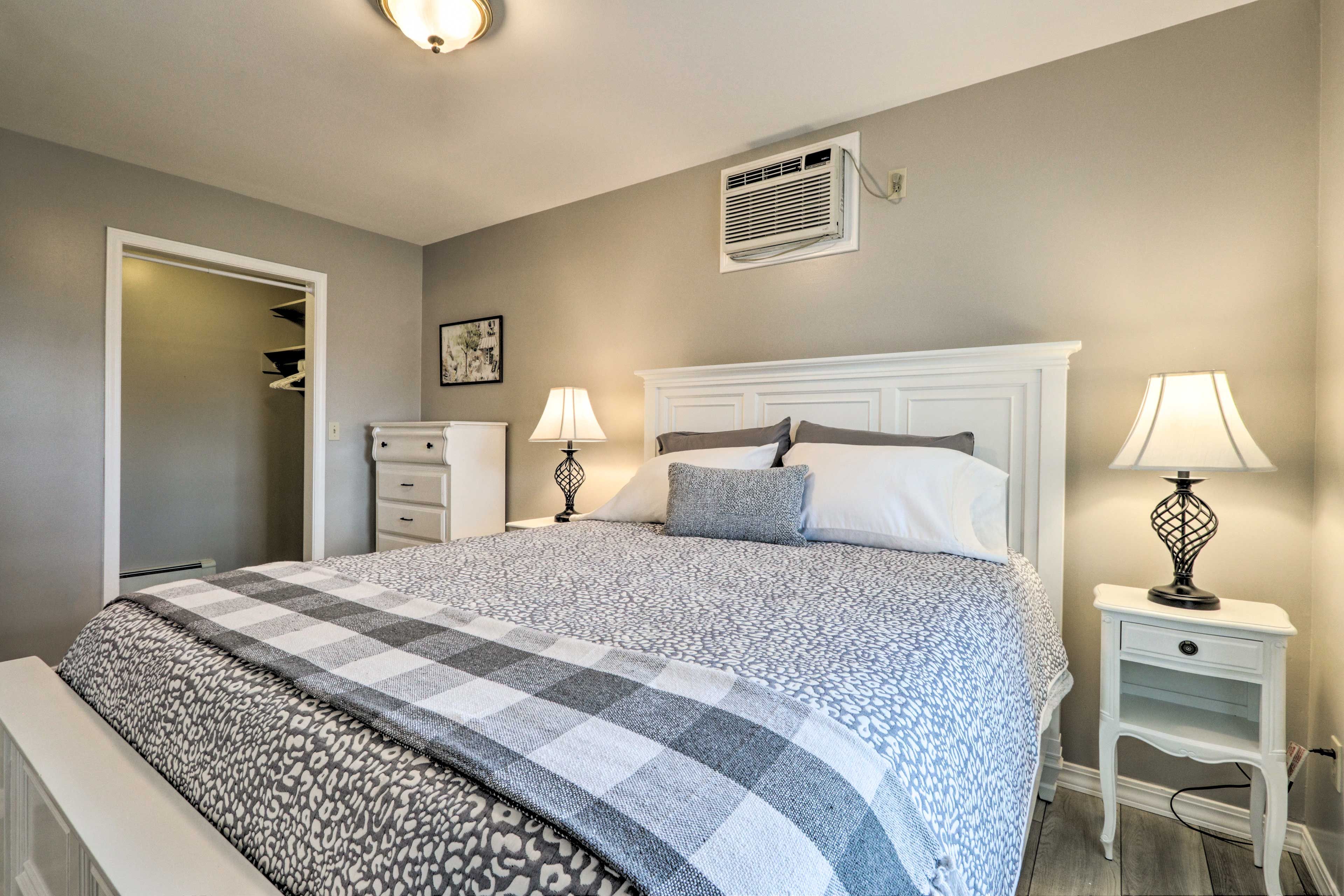 Bedroom | Queen Bed