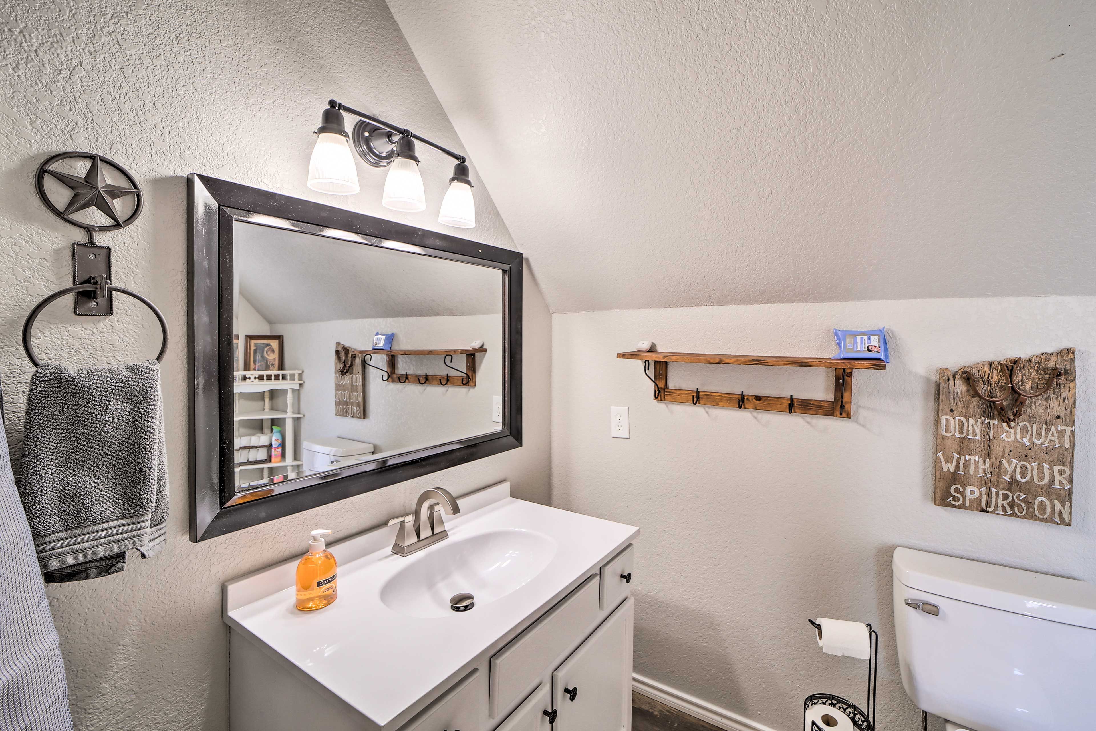 En-Suite Bathroom | Shower/Tub Combo
