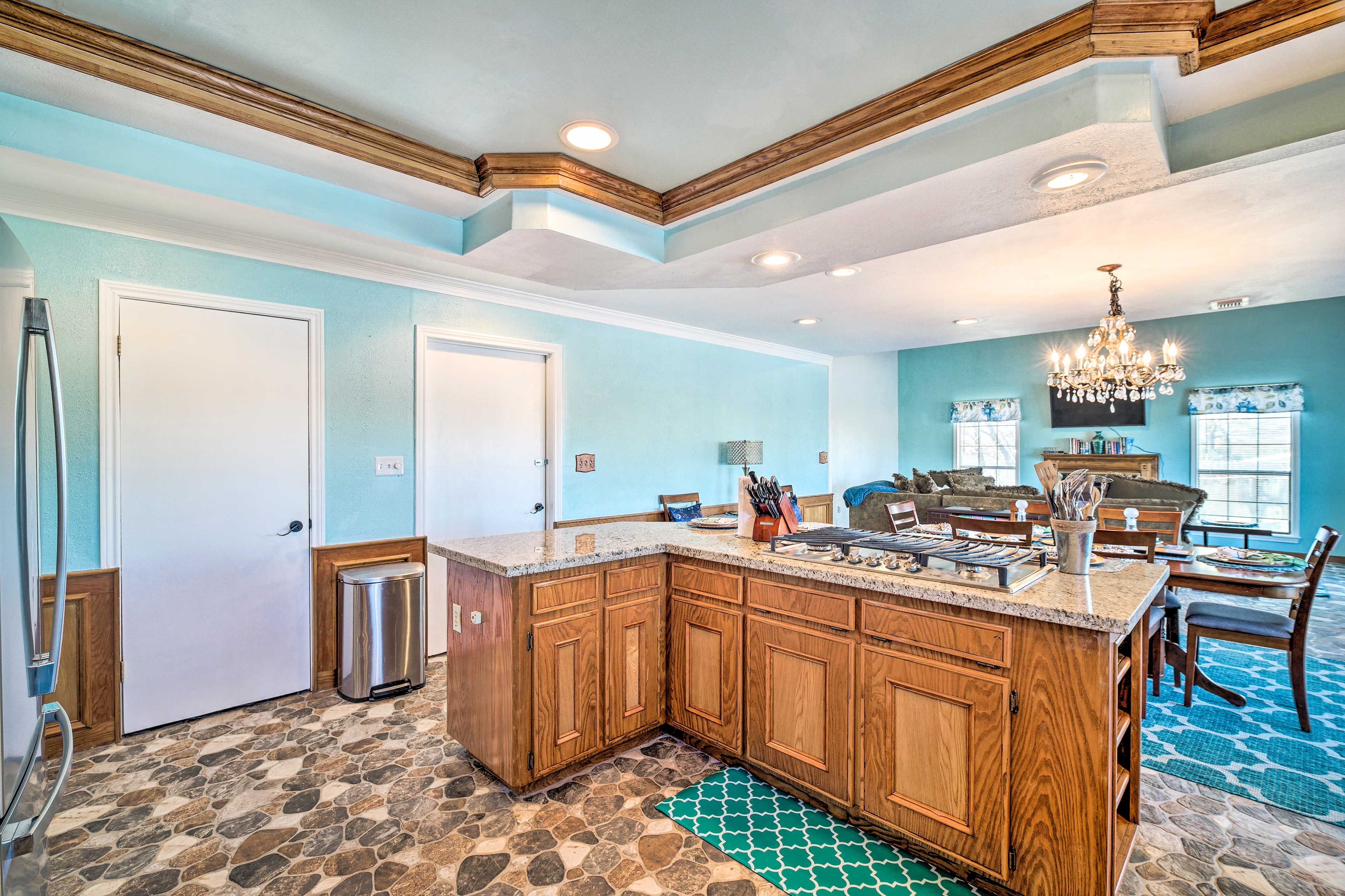 Fully Equipped Kitchen | Trash Bags & Paper Towels