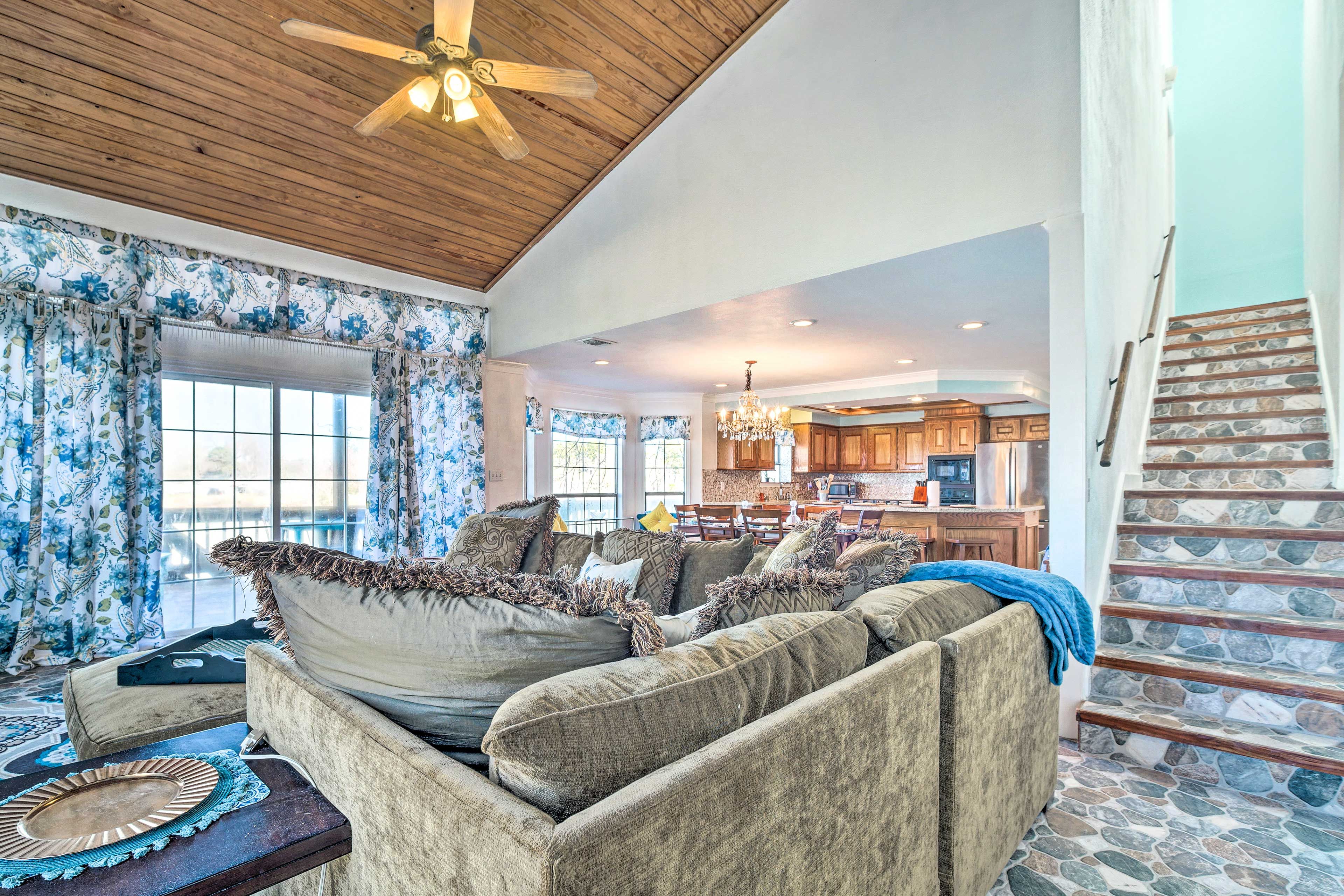 Living Room | Additional Sleeping | Pack 'n Play