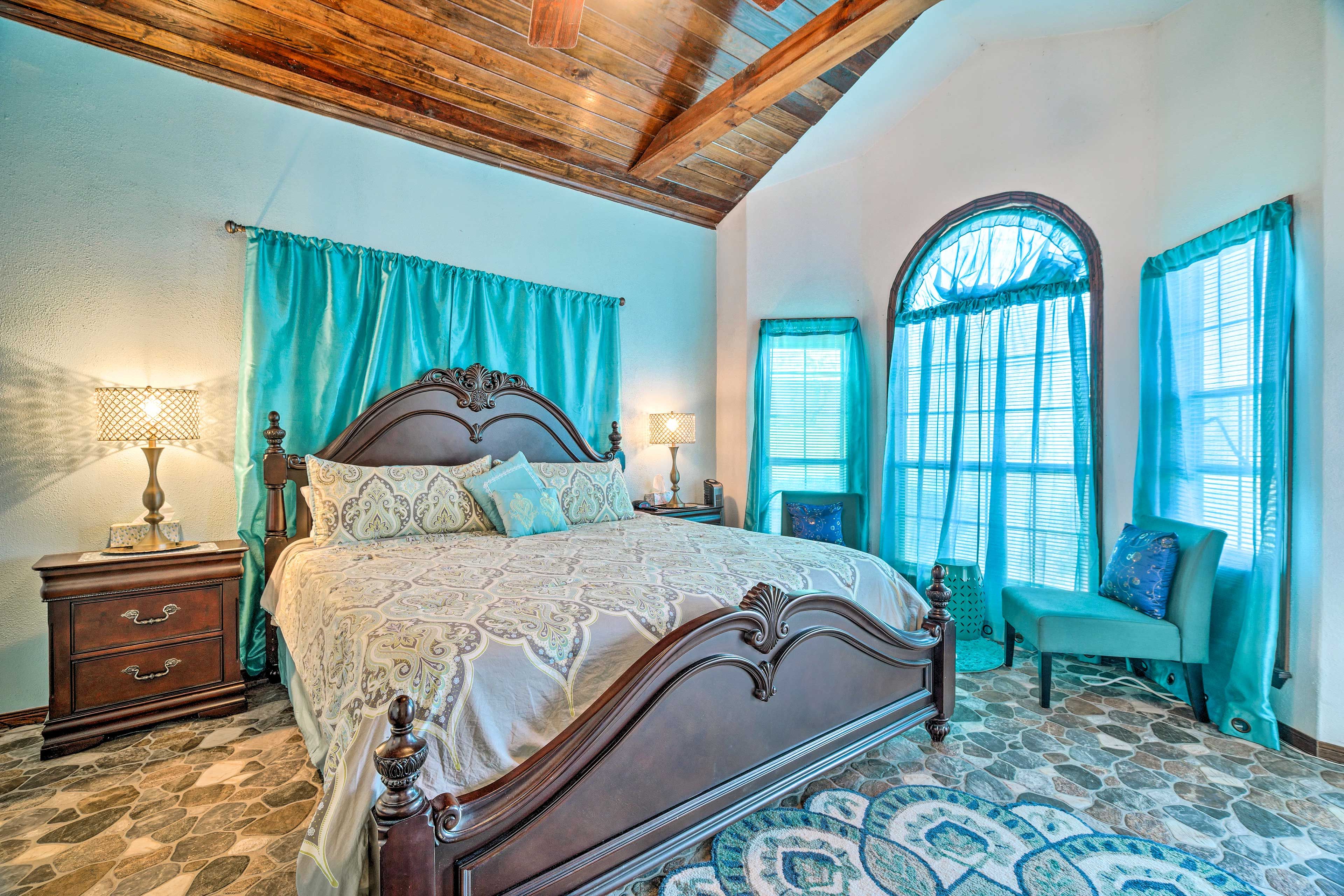 Bedroom 1 | California King Bed | Full En-Suite Bathroom | Linens & Towels