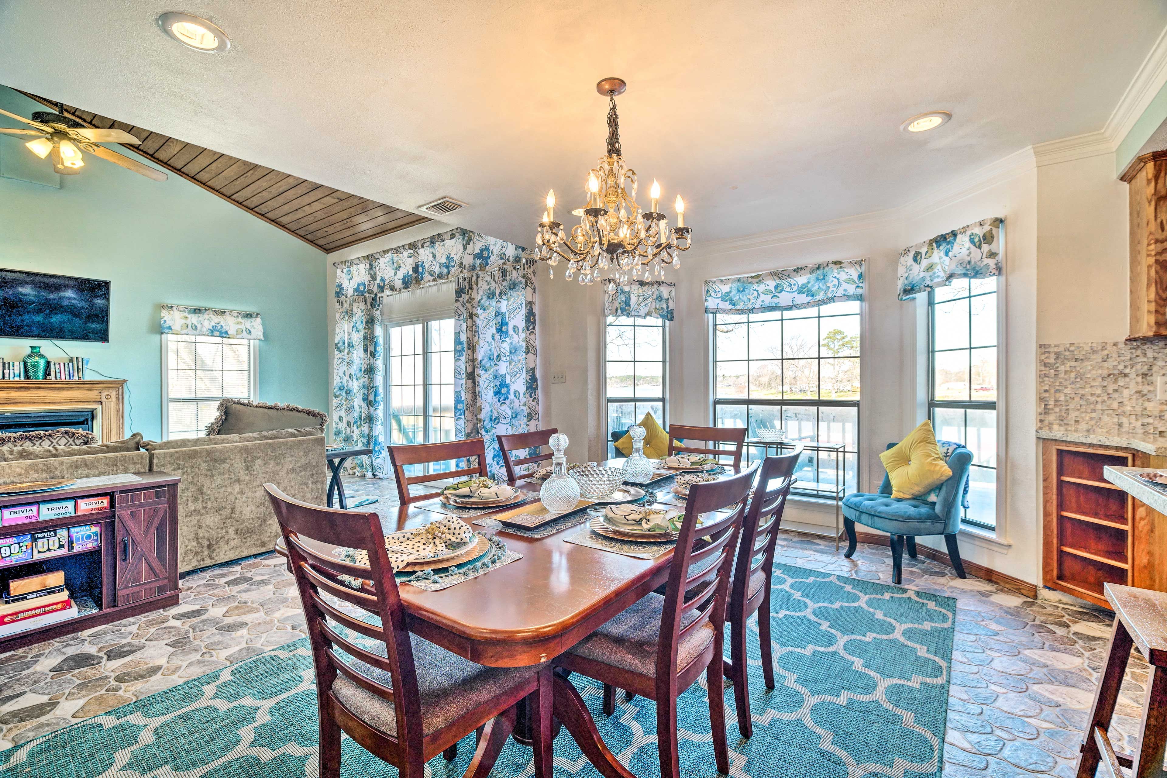 Dining Room | Fireplace | Free WiFi