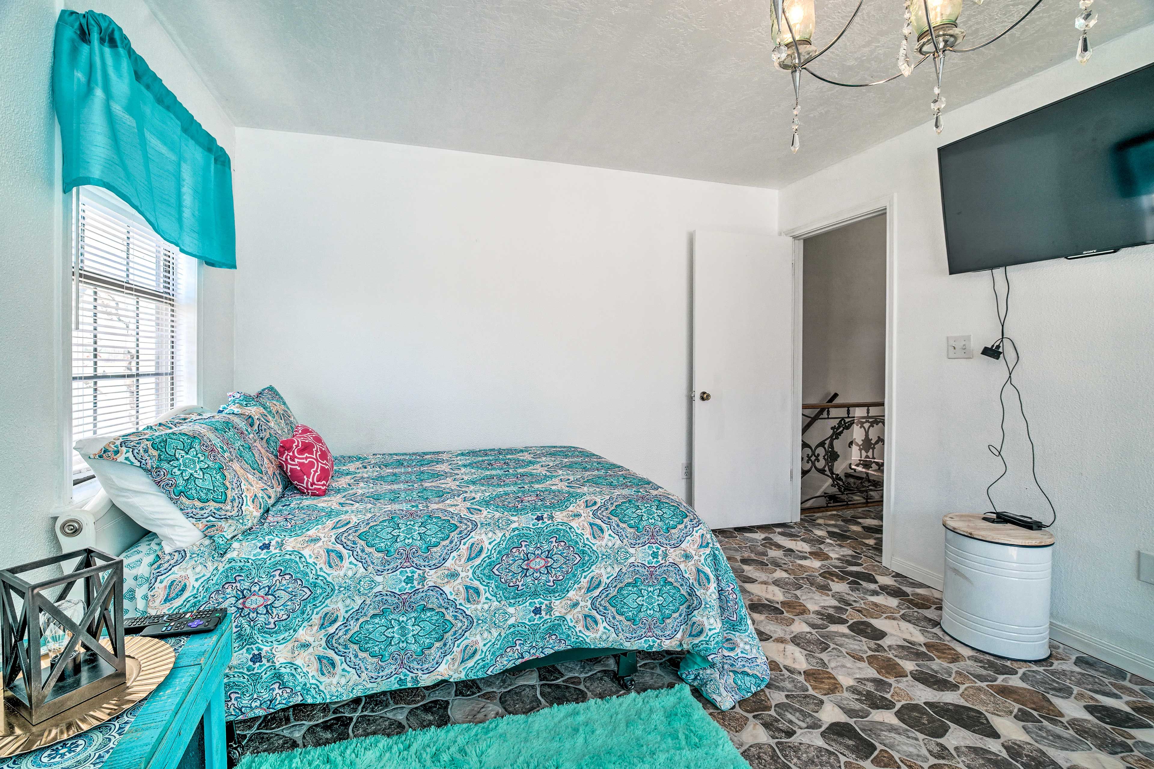 Bedroom 2 | Smart TV w/ Cable