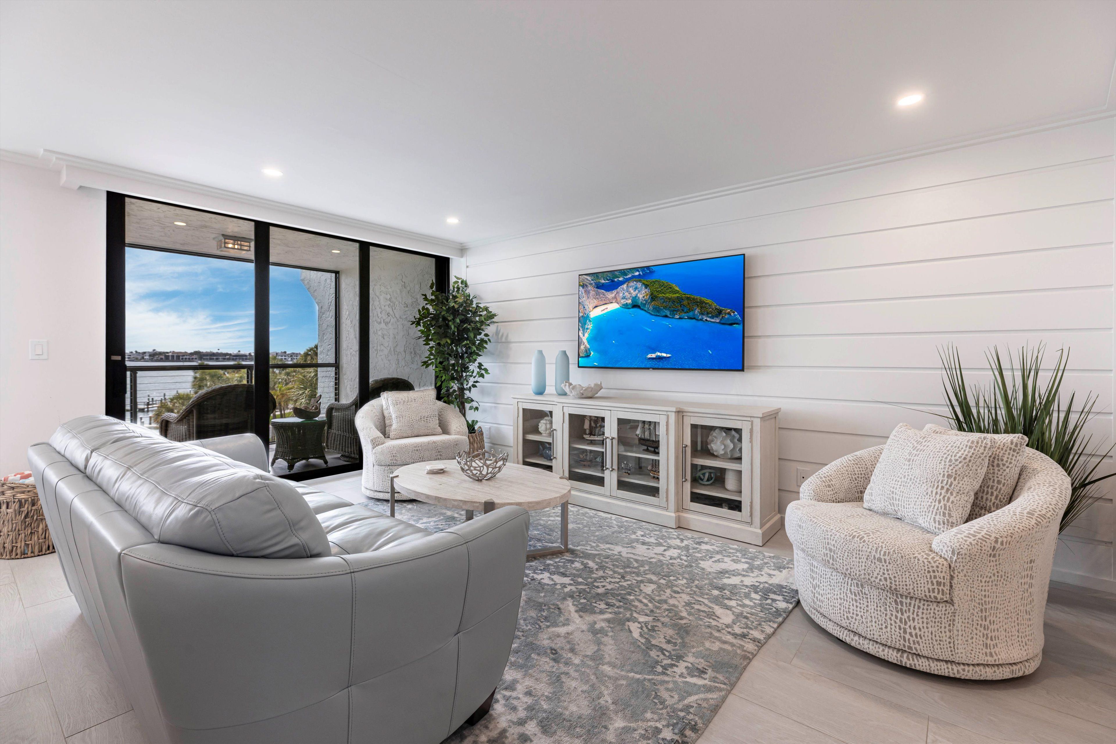 Living Room | Free WiFi | Central A/C & Heating