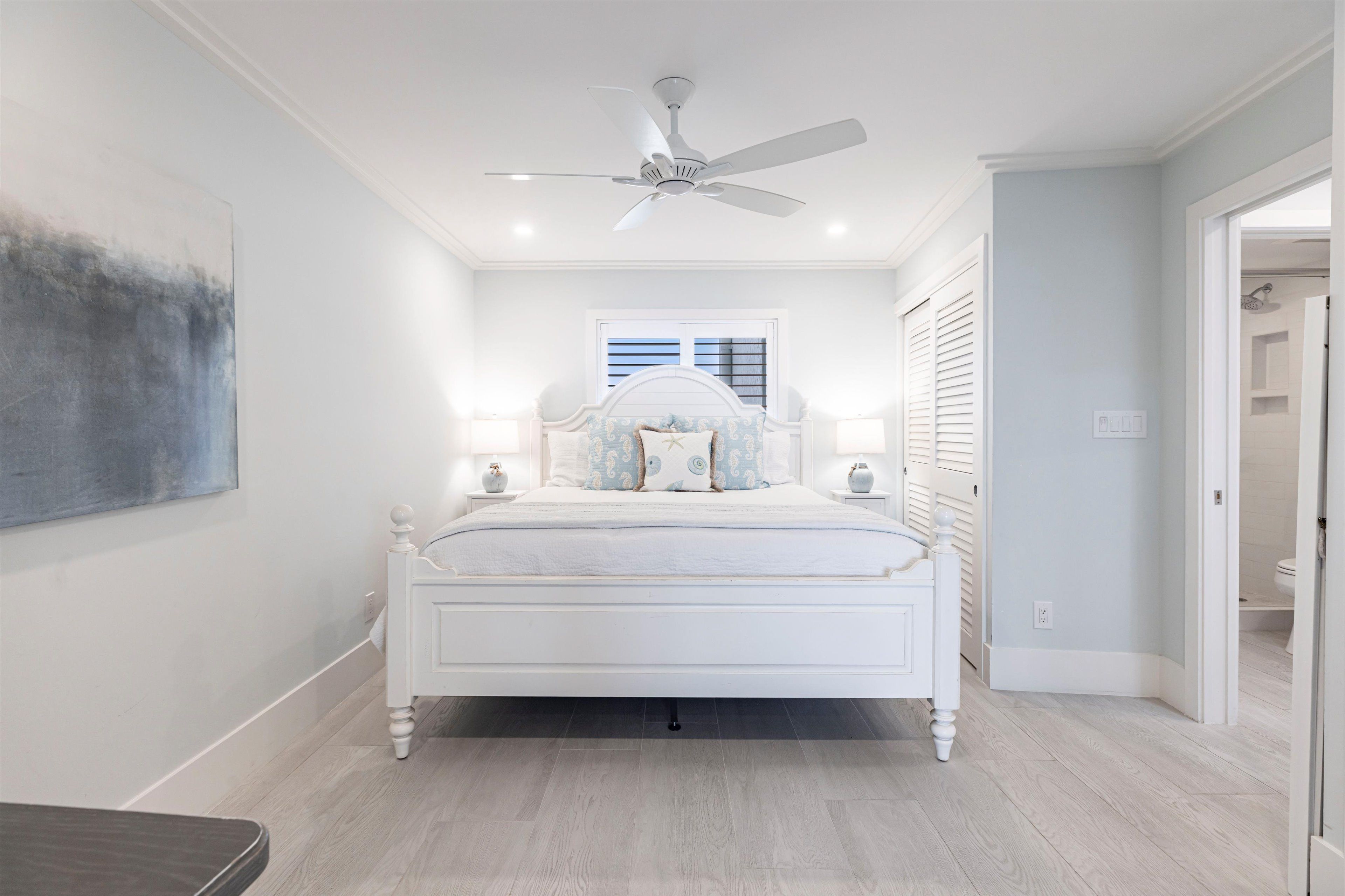 Bedroom | King Bed | Linens Provided