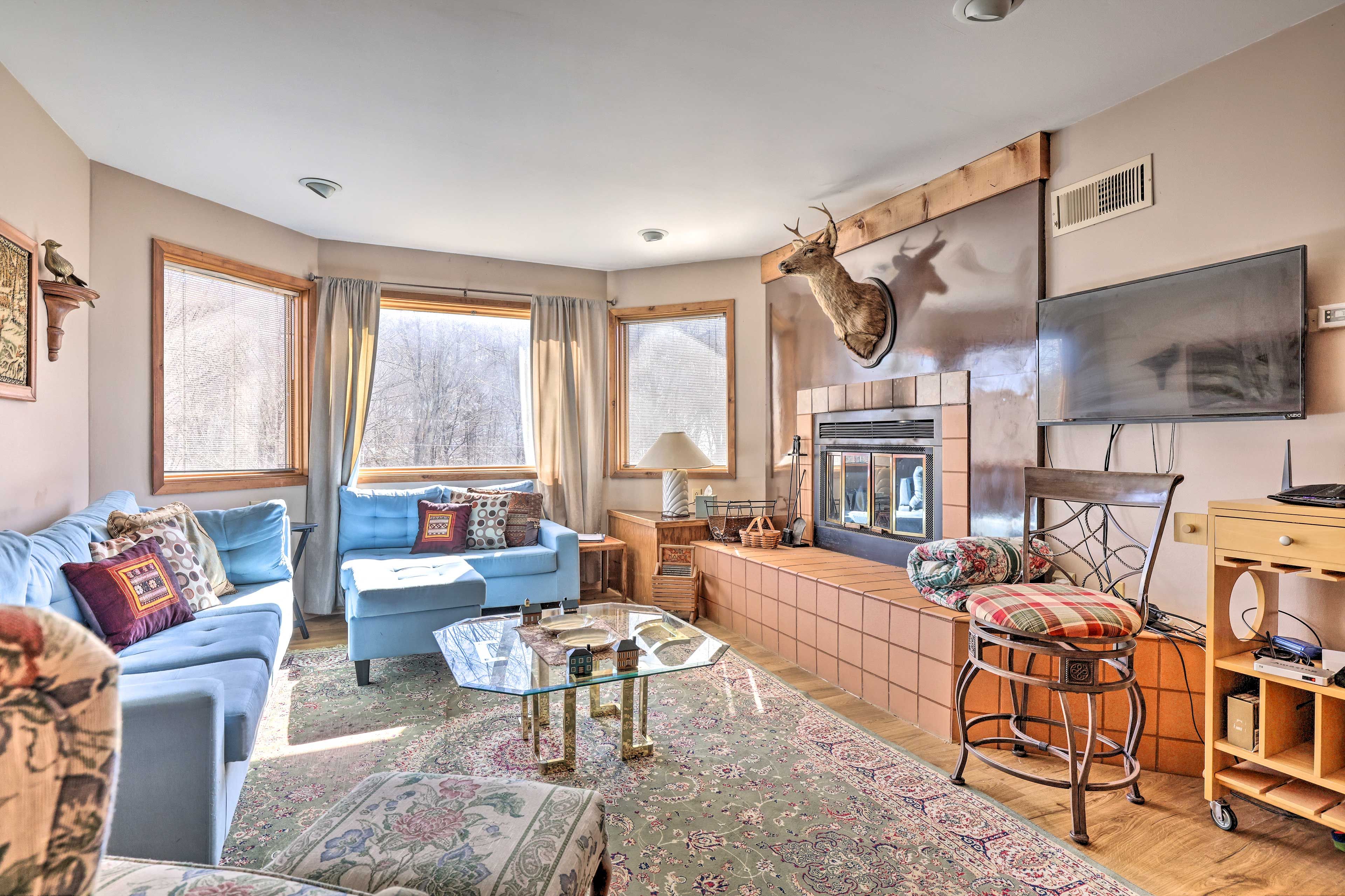 East Stroudsburg Vacation Rental | 2BR | 3BA | 1,500 Sq Ft | 4 Stairs to Enter