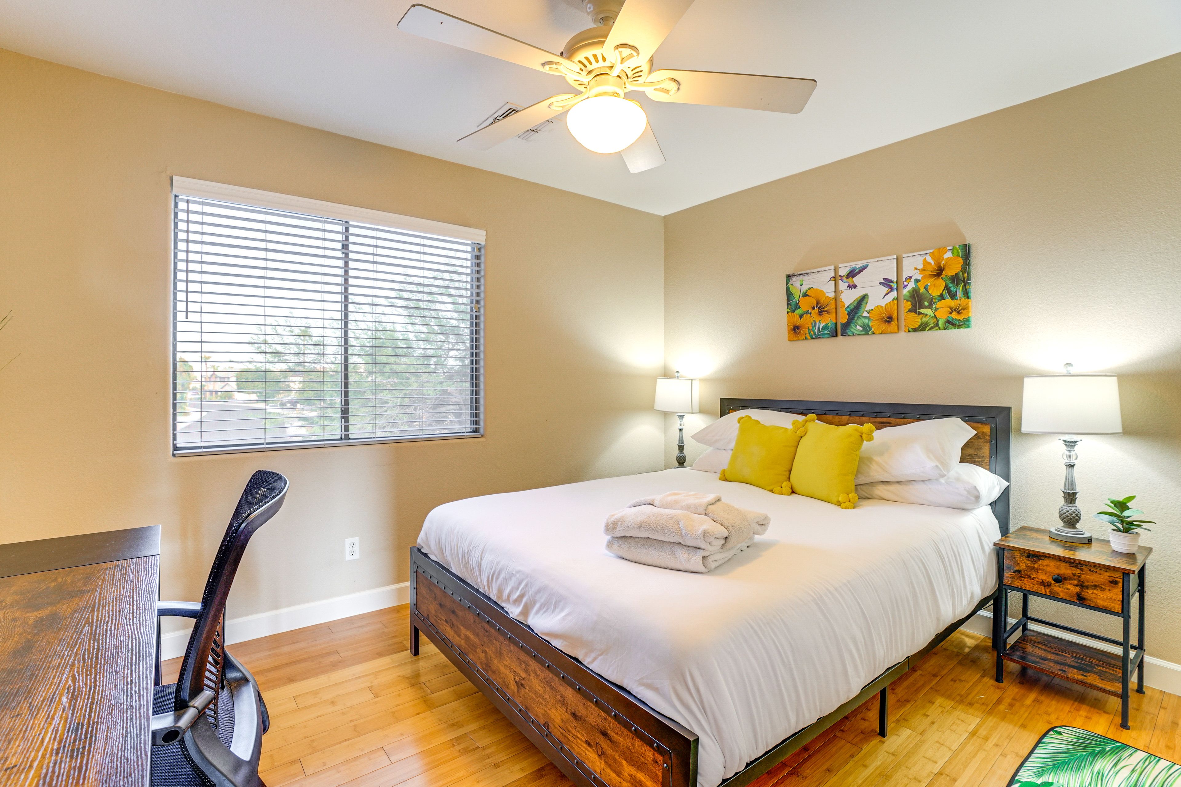 Bedroom 3 | Queen Bed | Desk