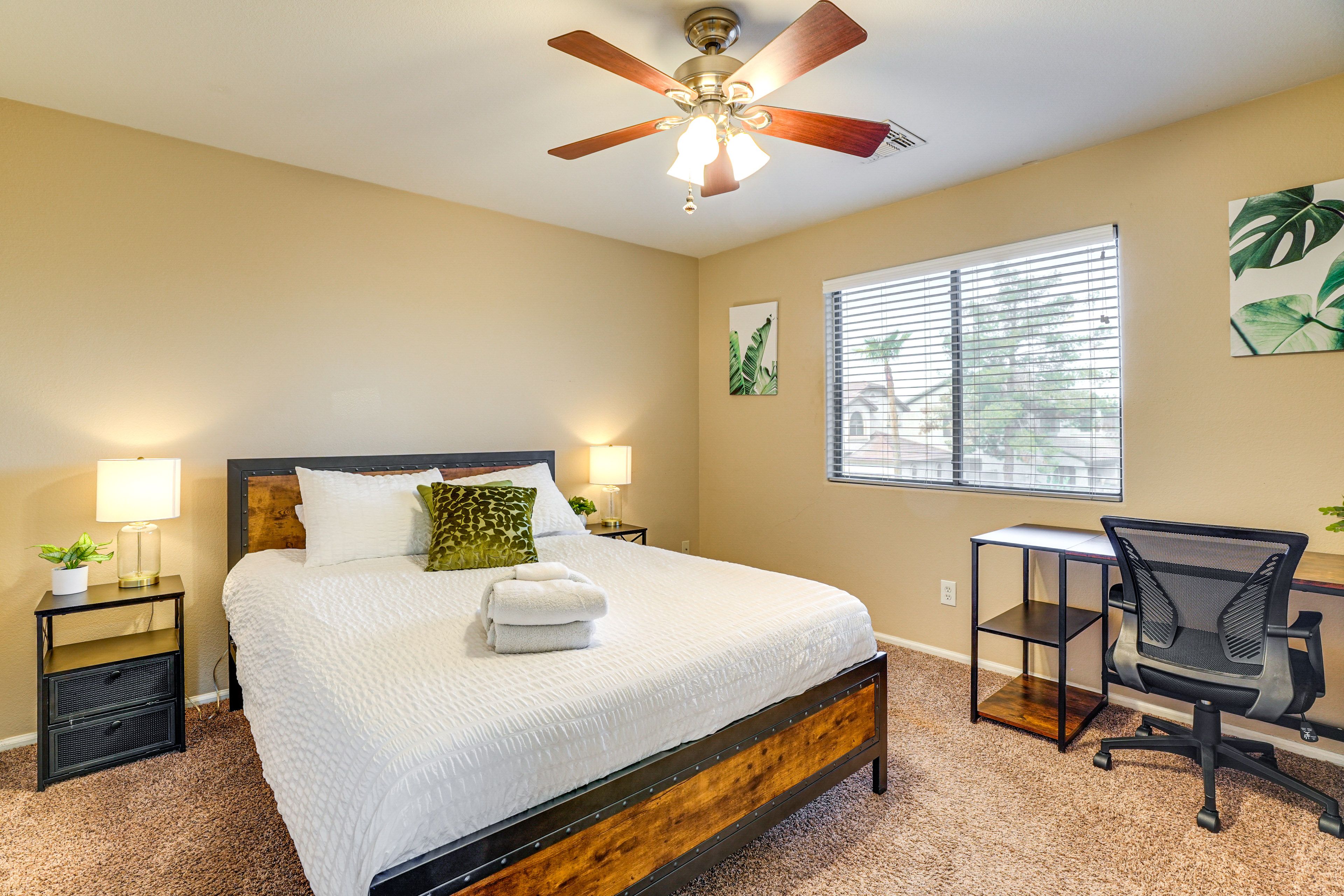 Bedroom 4 | Queen Bed | Desk