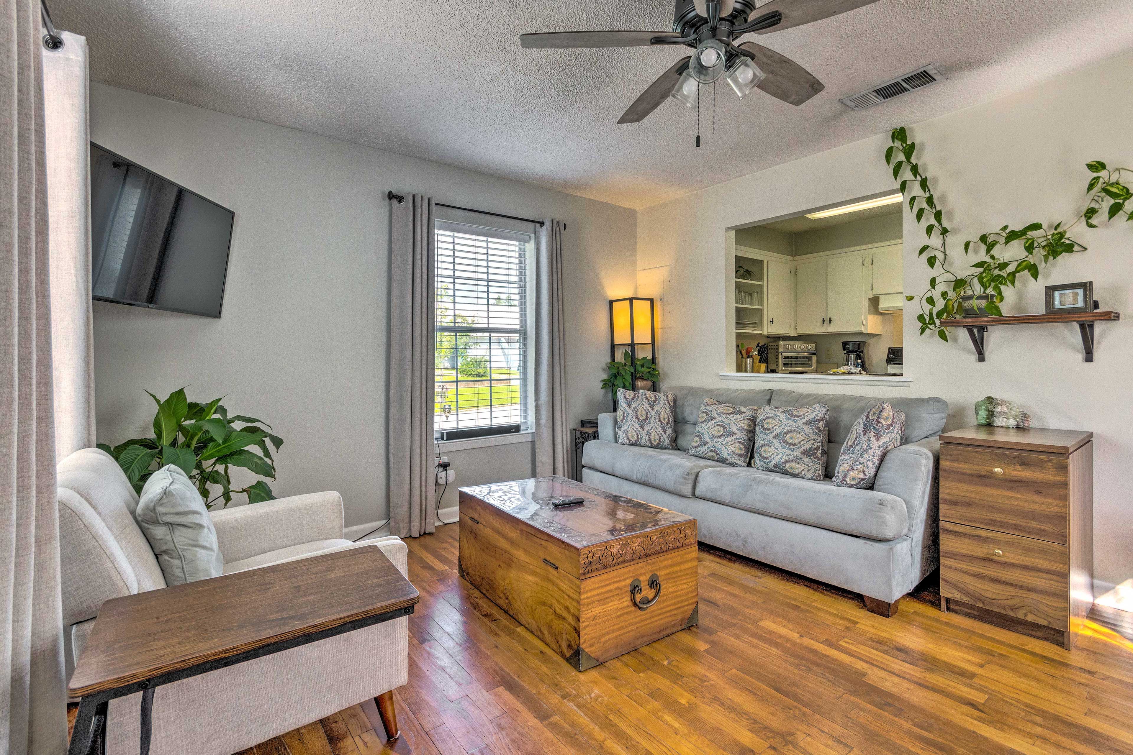 Living Room | Queen Sleeper Sofa | Smart TV | Central Heating & A/C