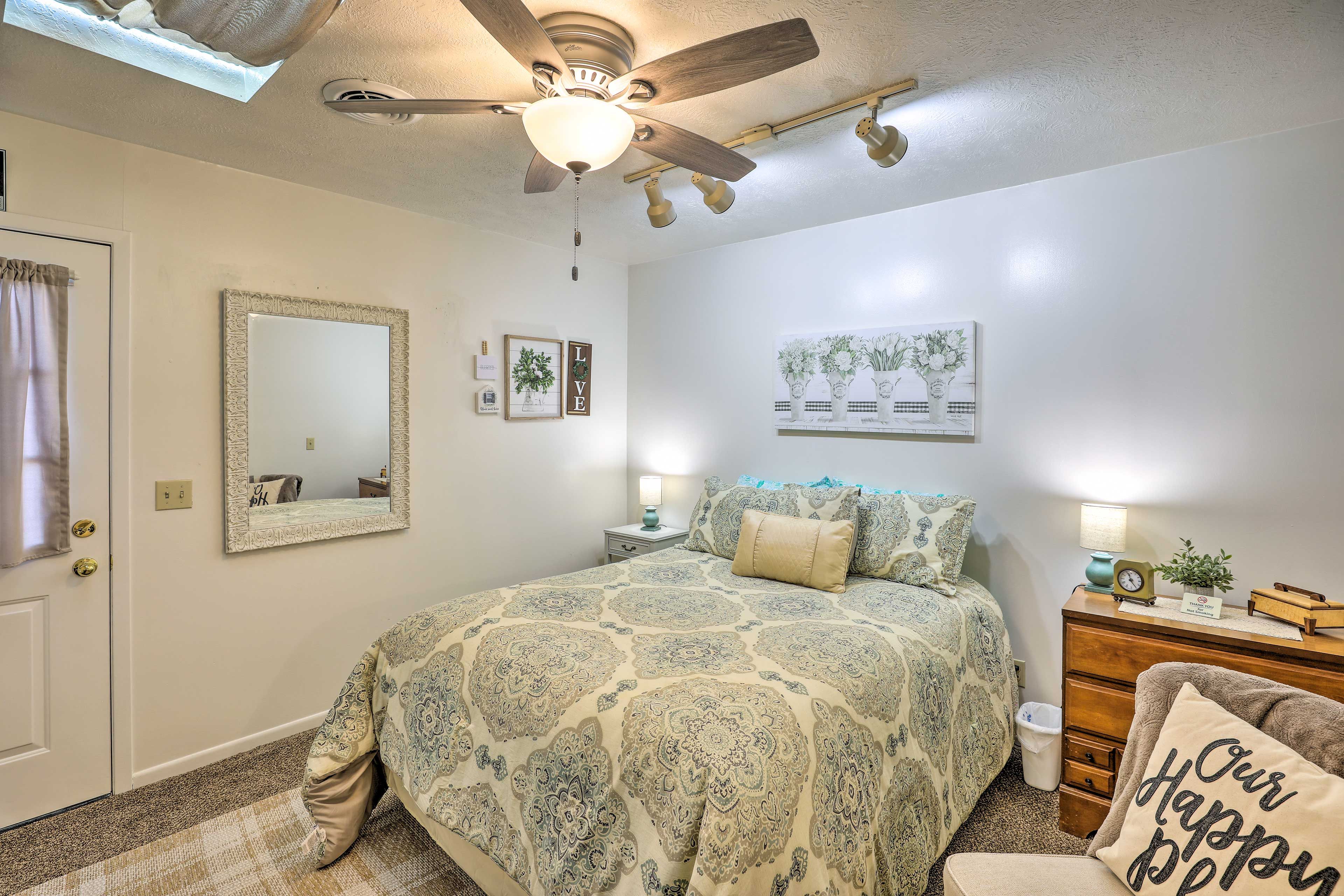 Bedroom | Queen Bed