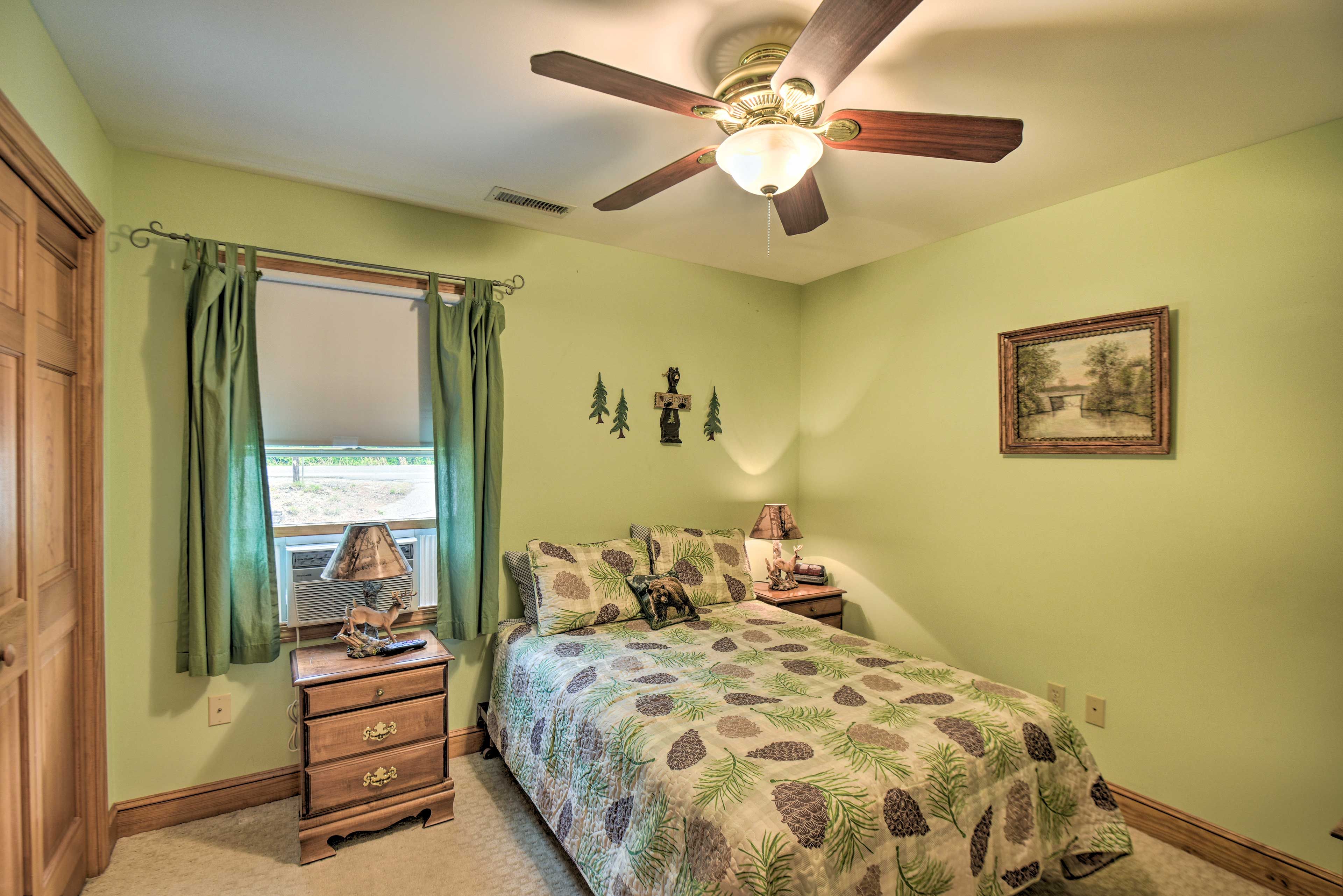 Bedroom 3 | Full Bed | Smart TV w/ Cable