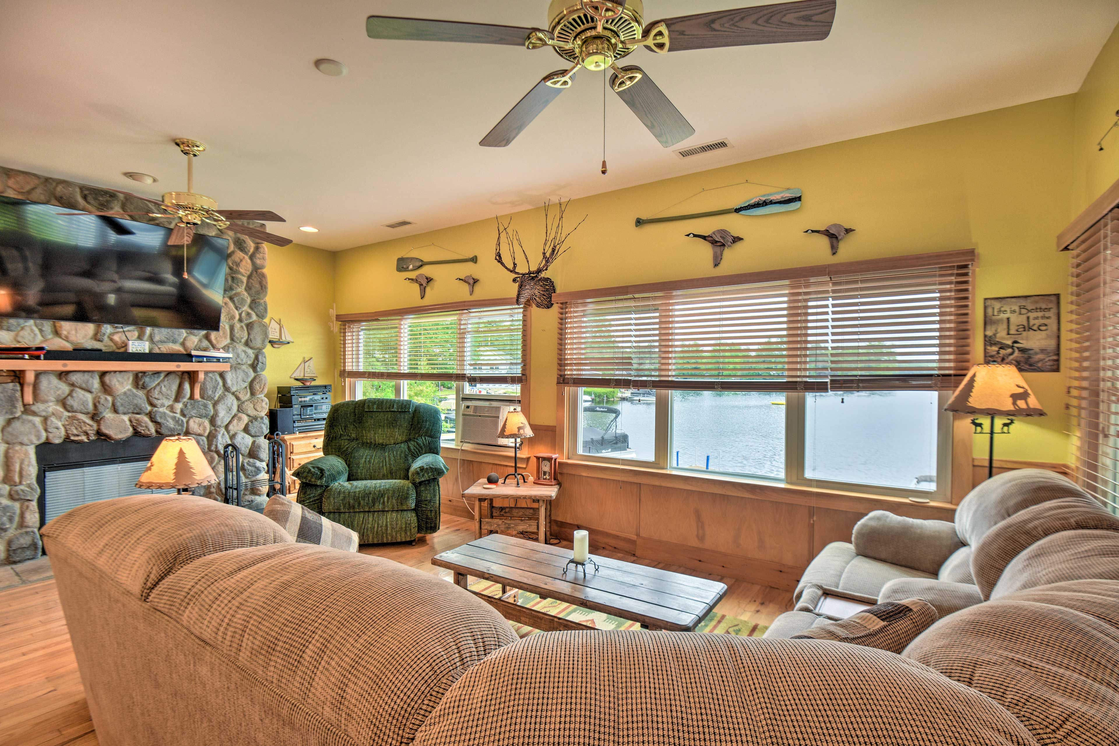 Living Room | Sleeper Sofa | Smart TV w/ Cable | Free WiFi | Window A/C Units