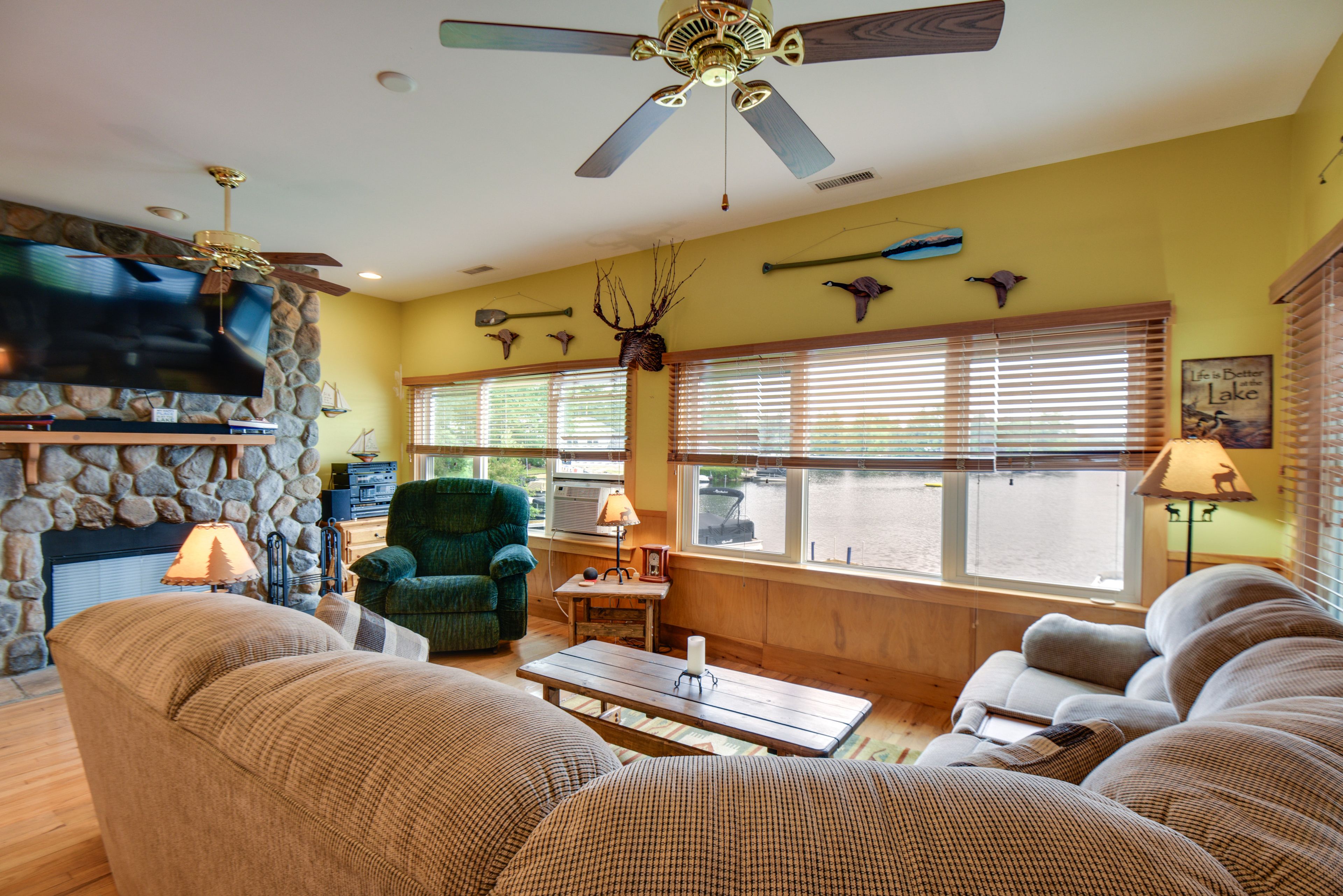 Living Room | Sleeper Sofa | Smart TV w/ Cable | Free WiFi | Window A/C Units