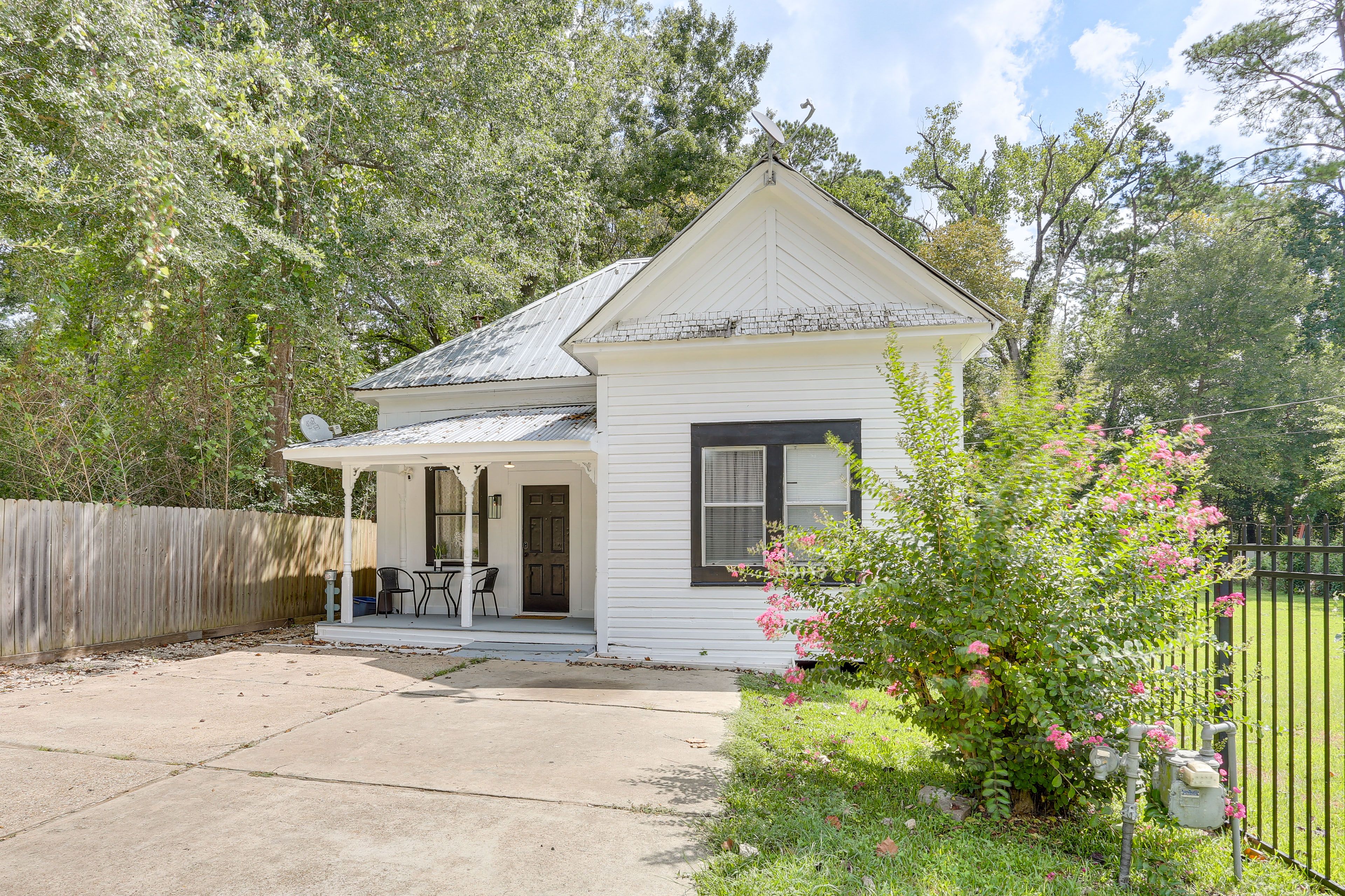Livingston Vacation Rental | 2BR | 1BA | 1,000 Sq Ft | 1 Step to Enter