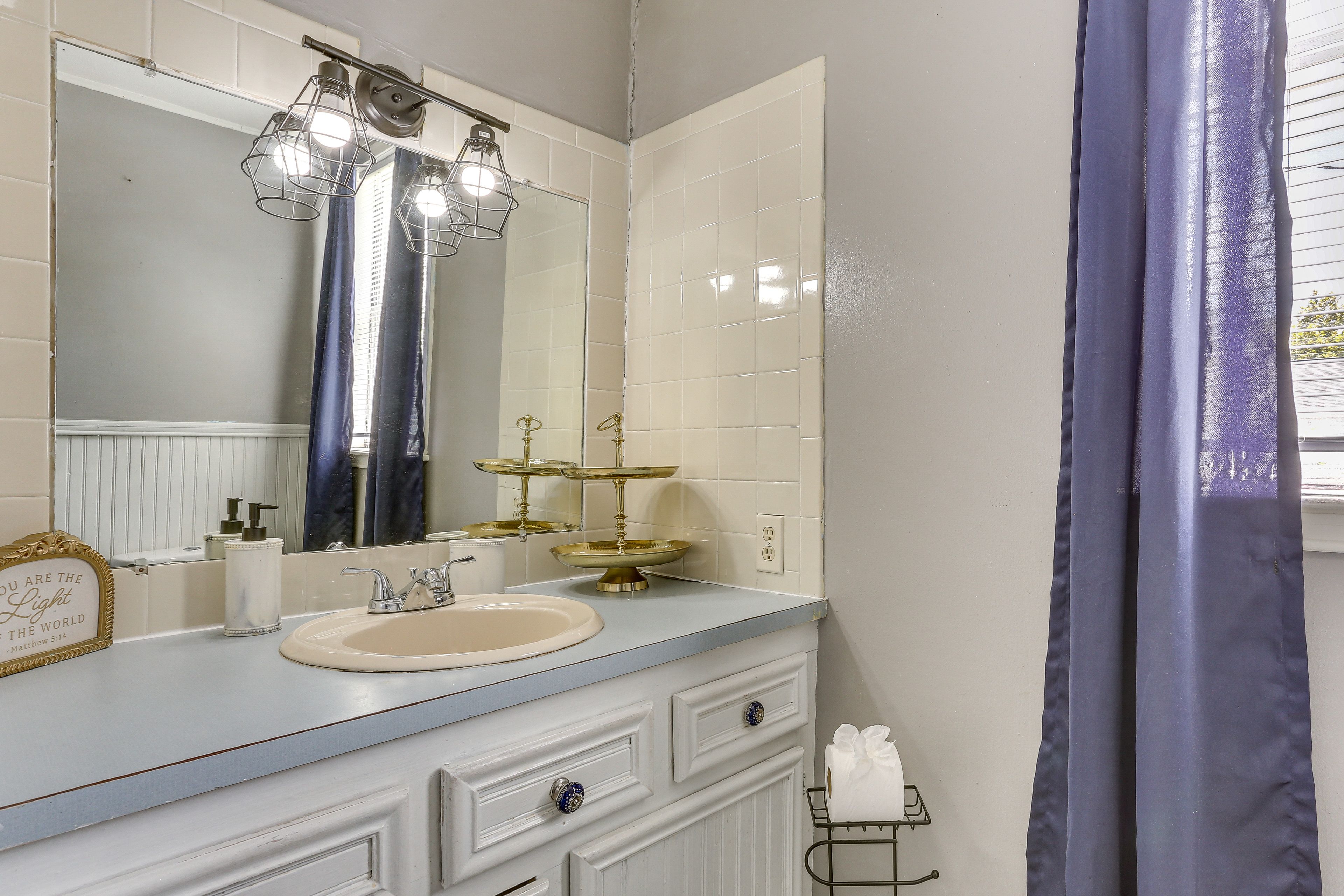 Full Bathroom | Towels & Linens Provided