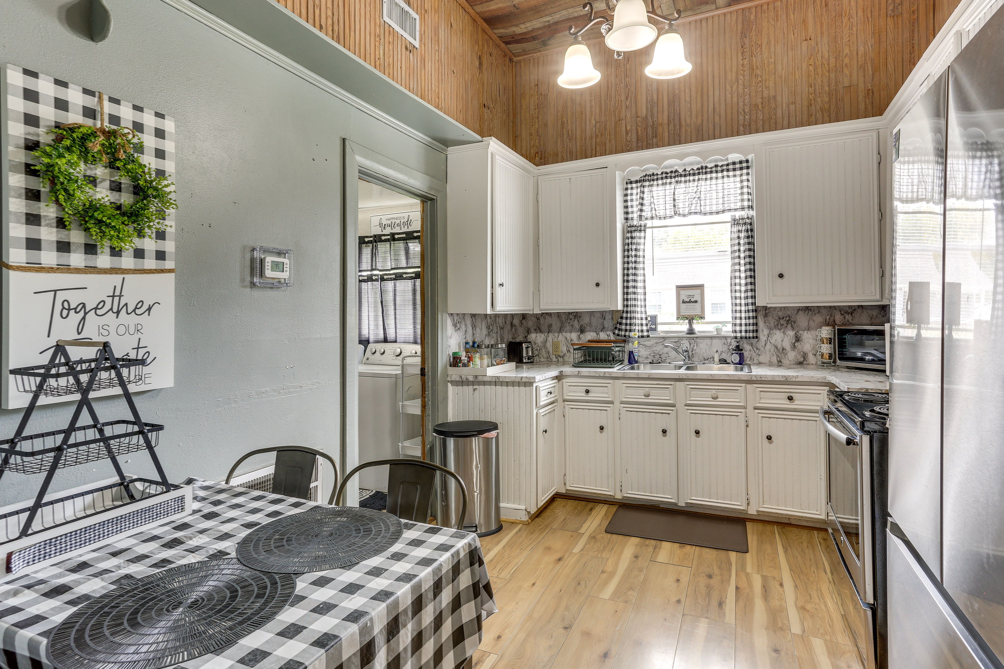 Dining & Kitchen Area | Single-Story Home