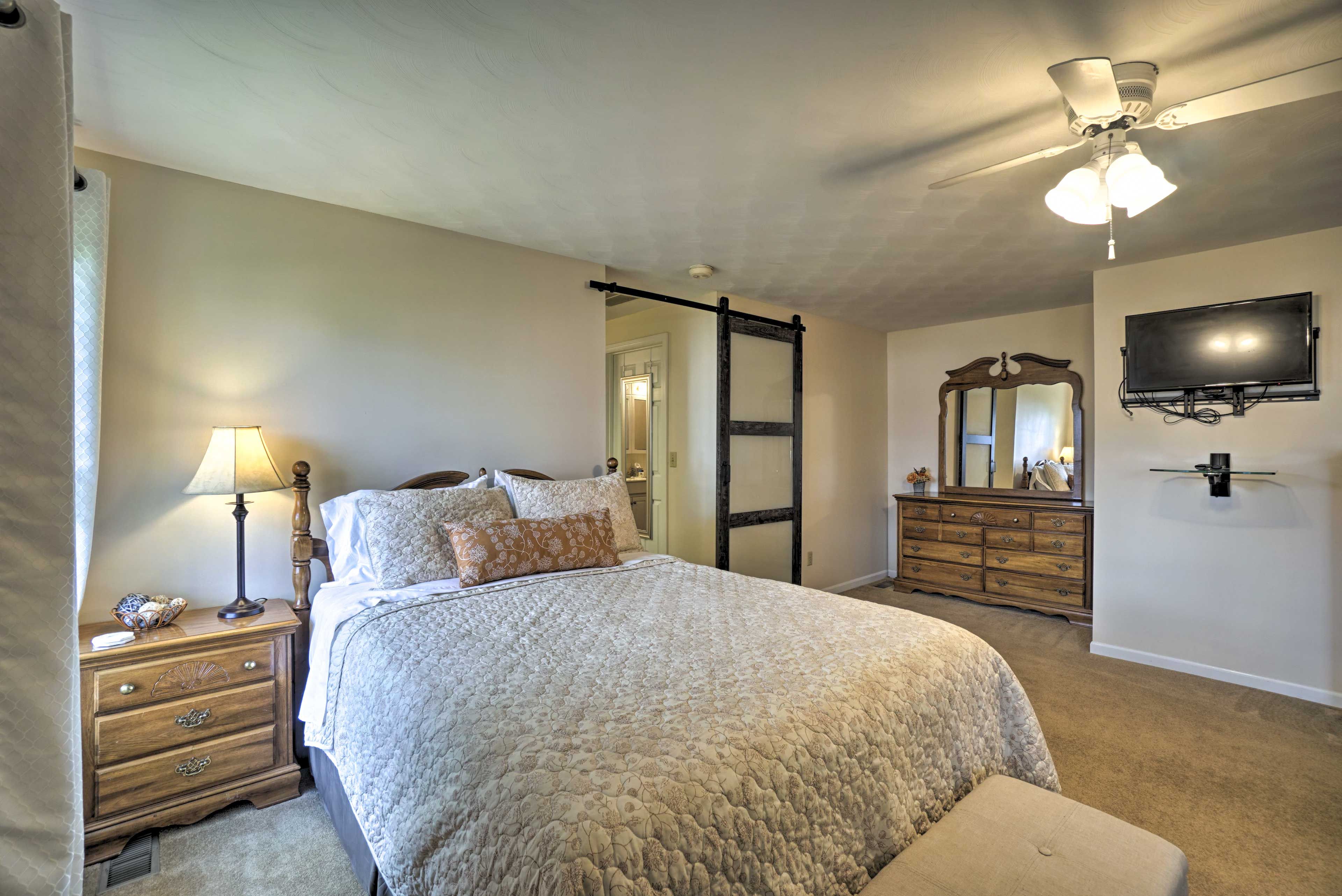 Studio | Queen Bed