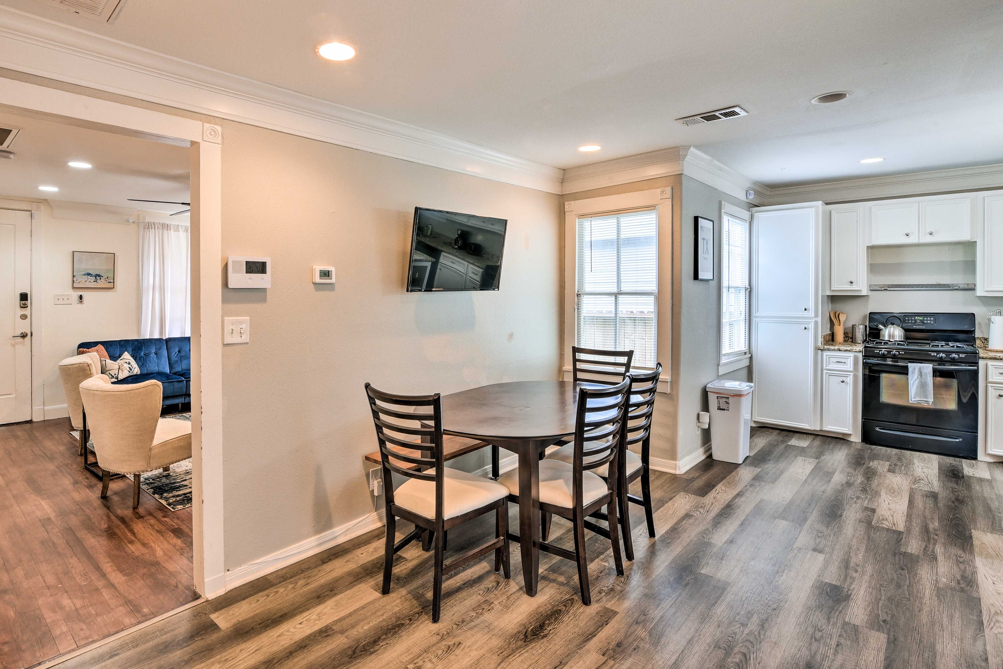 Dining Area | Dishware & Flatware Provided