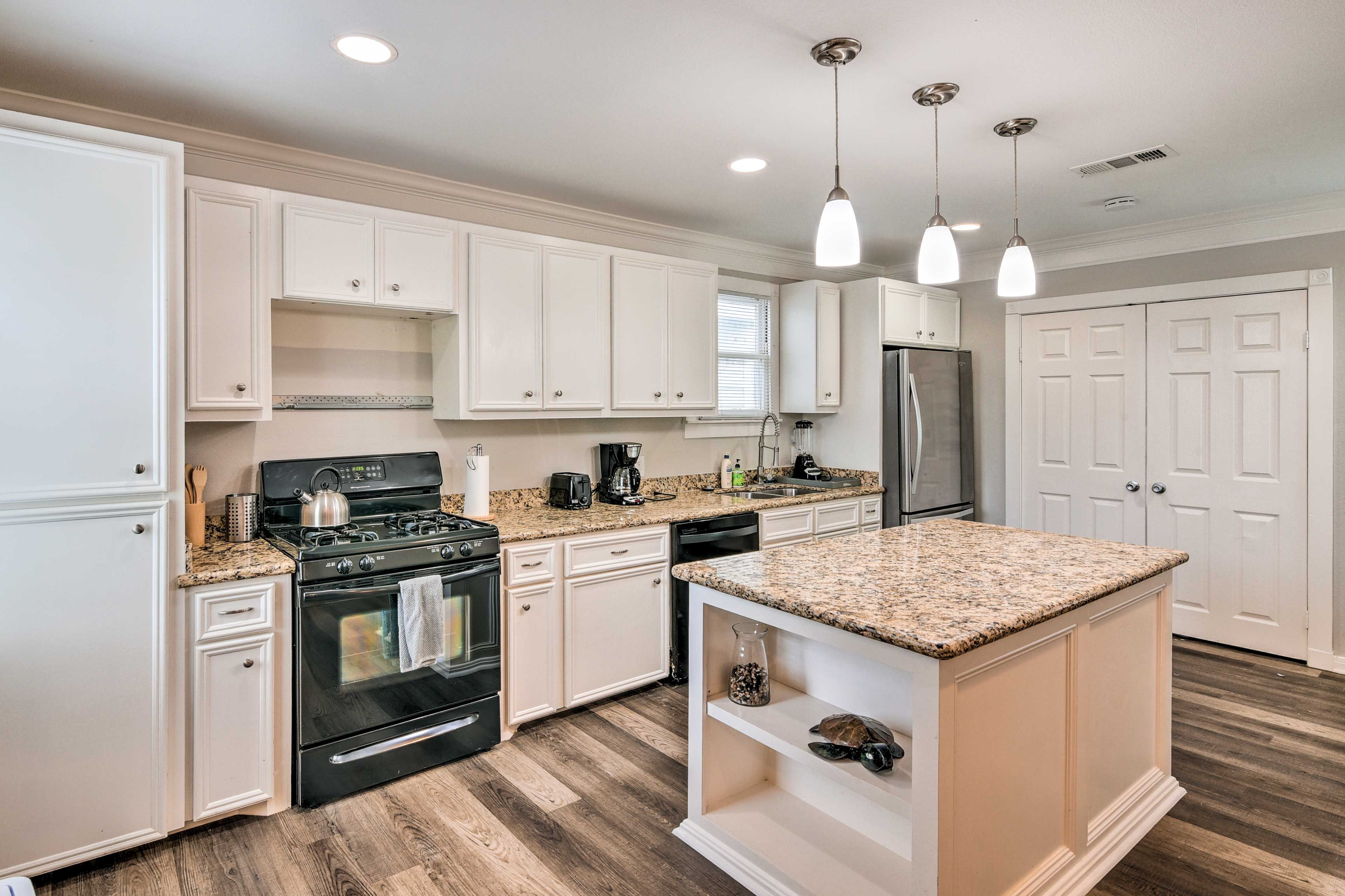 Kitchen | Fully Equipped w/ Cooking Basics
