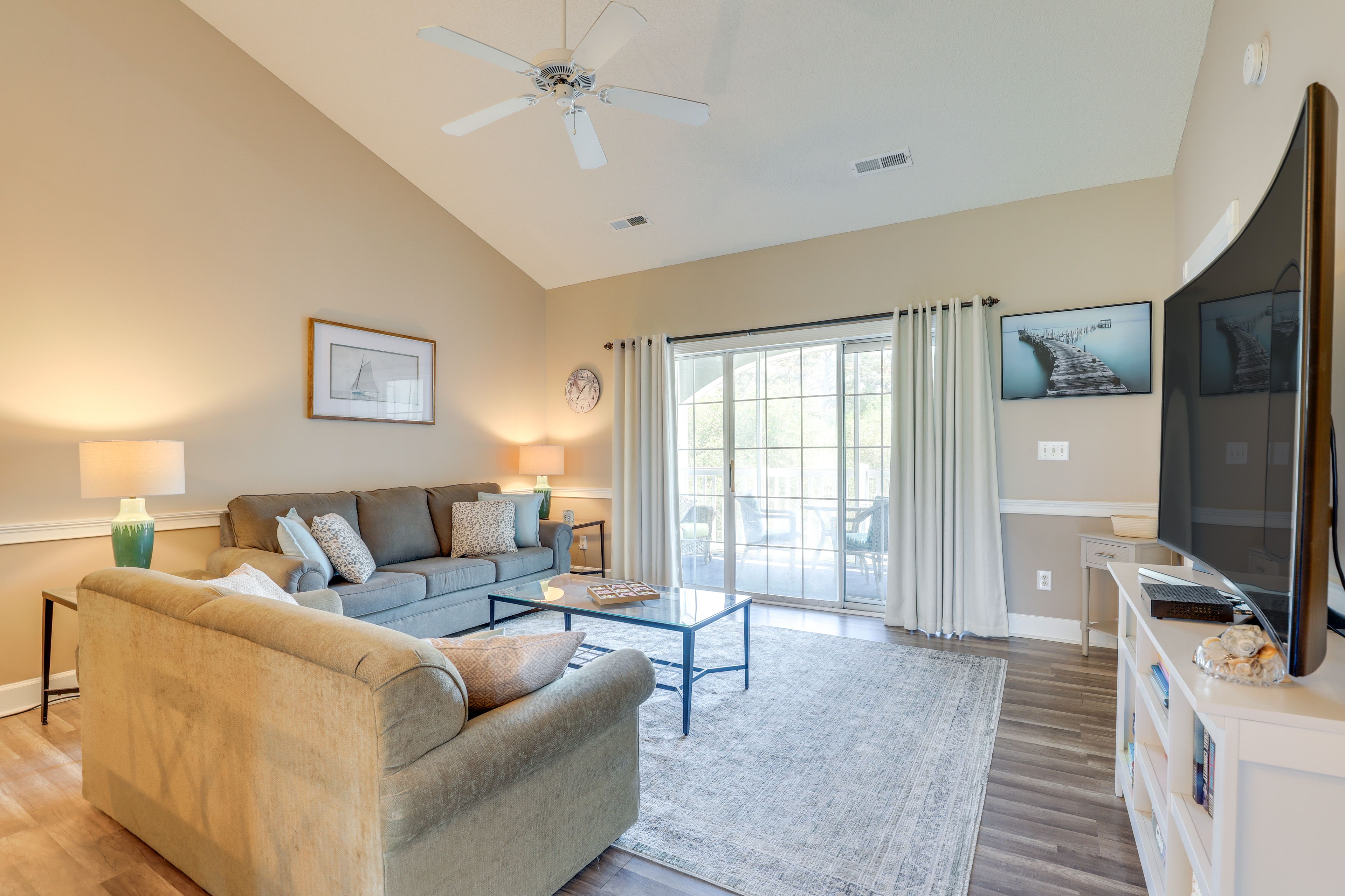 Living Room | Full Sleeper Sofa | Smart TV w/ Cable | Free WiFi