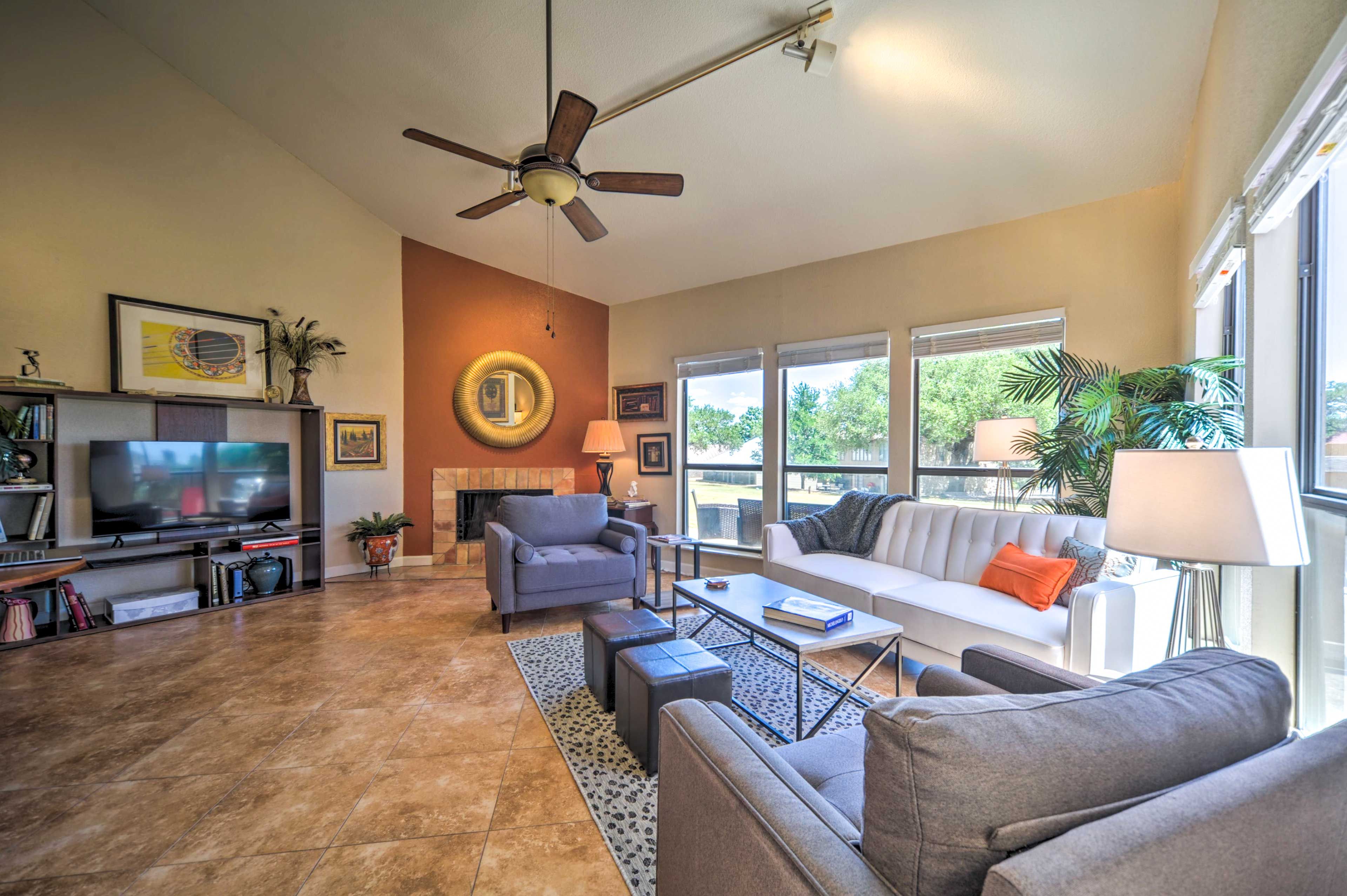 Living Room | Futon | Central A/C & Heating | Smart TV | Gas Fireplace
