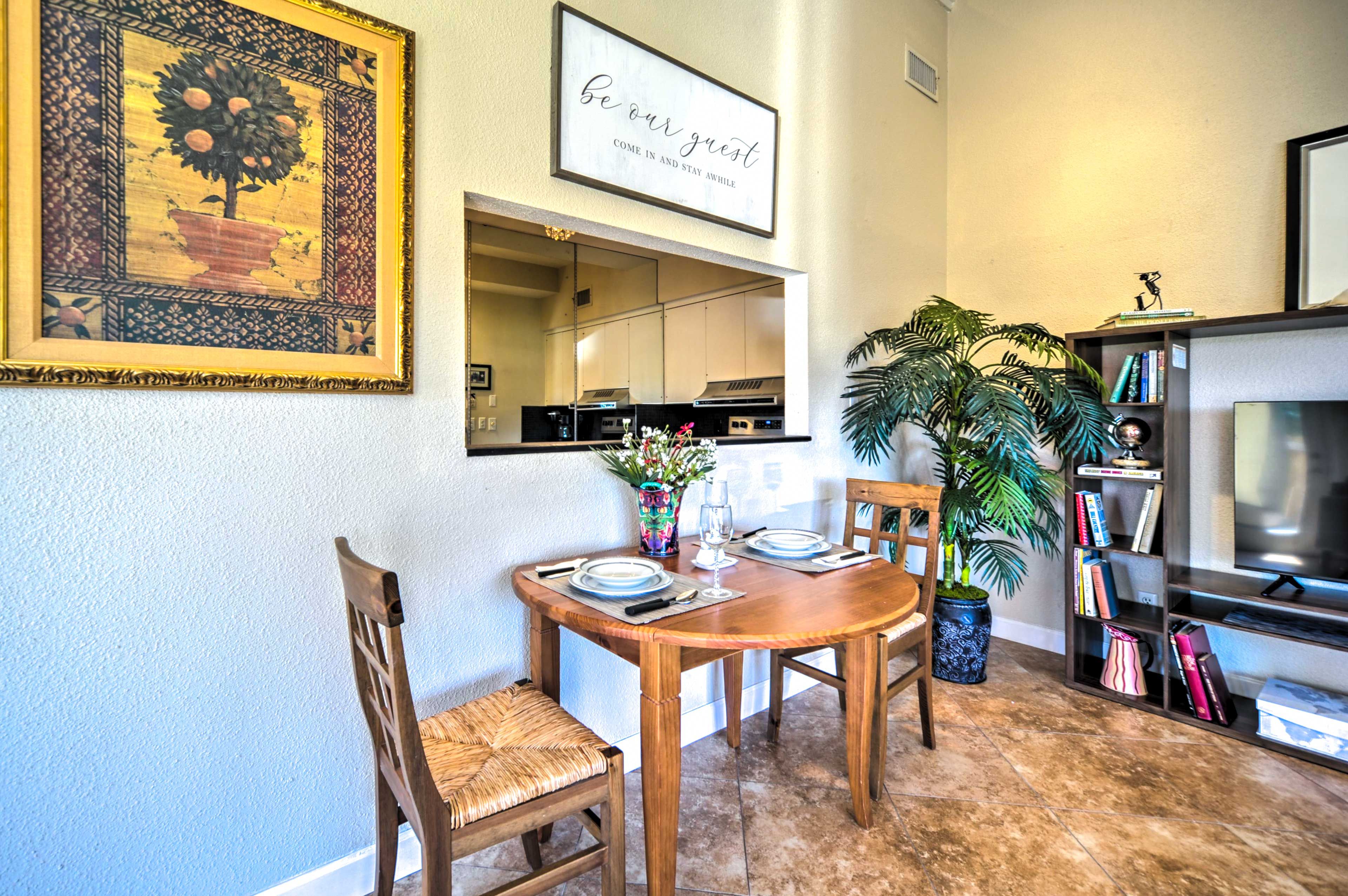 Dining Area | Dishware/Flatware Provided