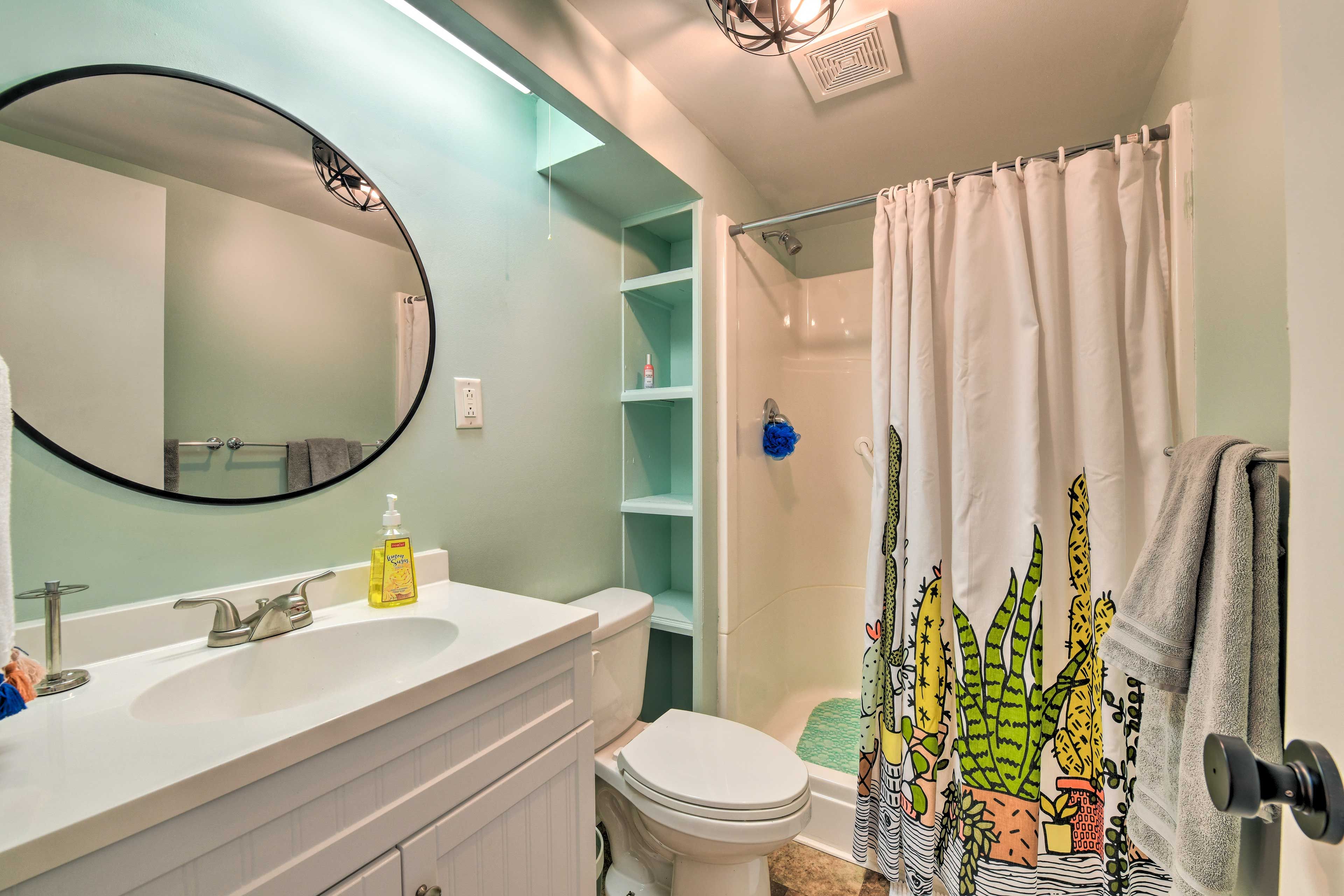 Full Bathroom | Towels Provided