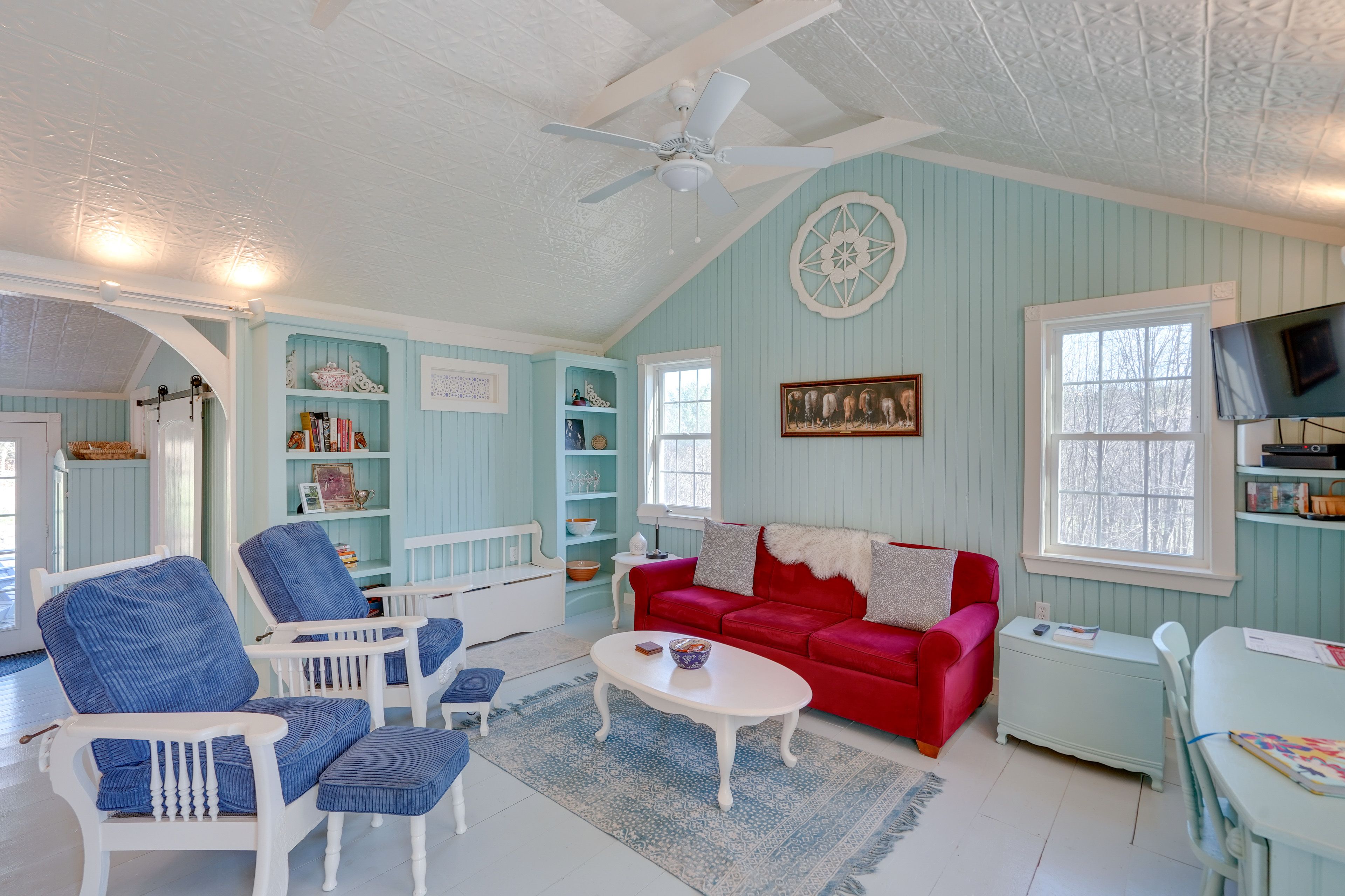 Living Room | Sleeper Sofa | Laptop Workspace | Free WiFi