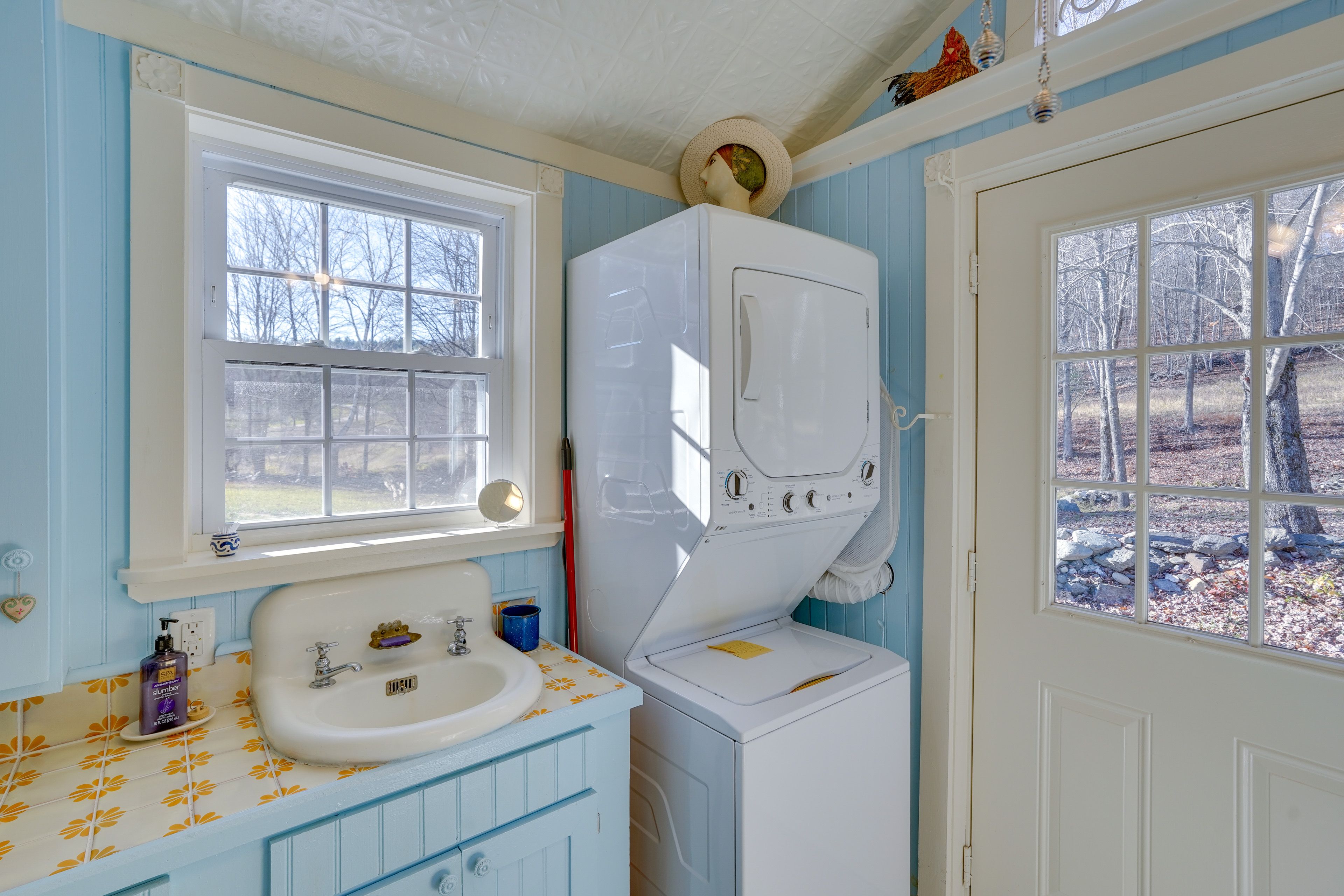 Full Bathroom | In-Unit Laundry | Complimentary Toiletries
