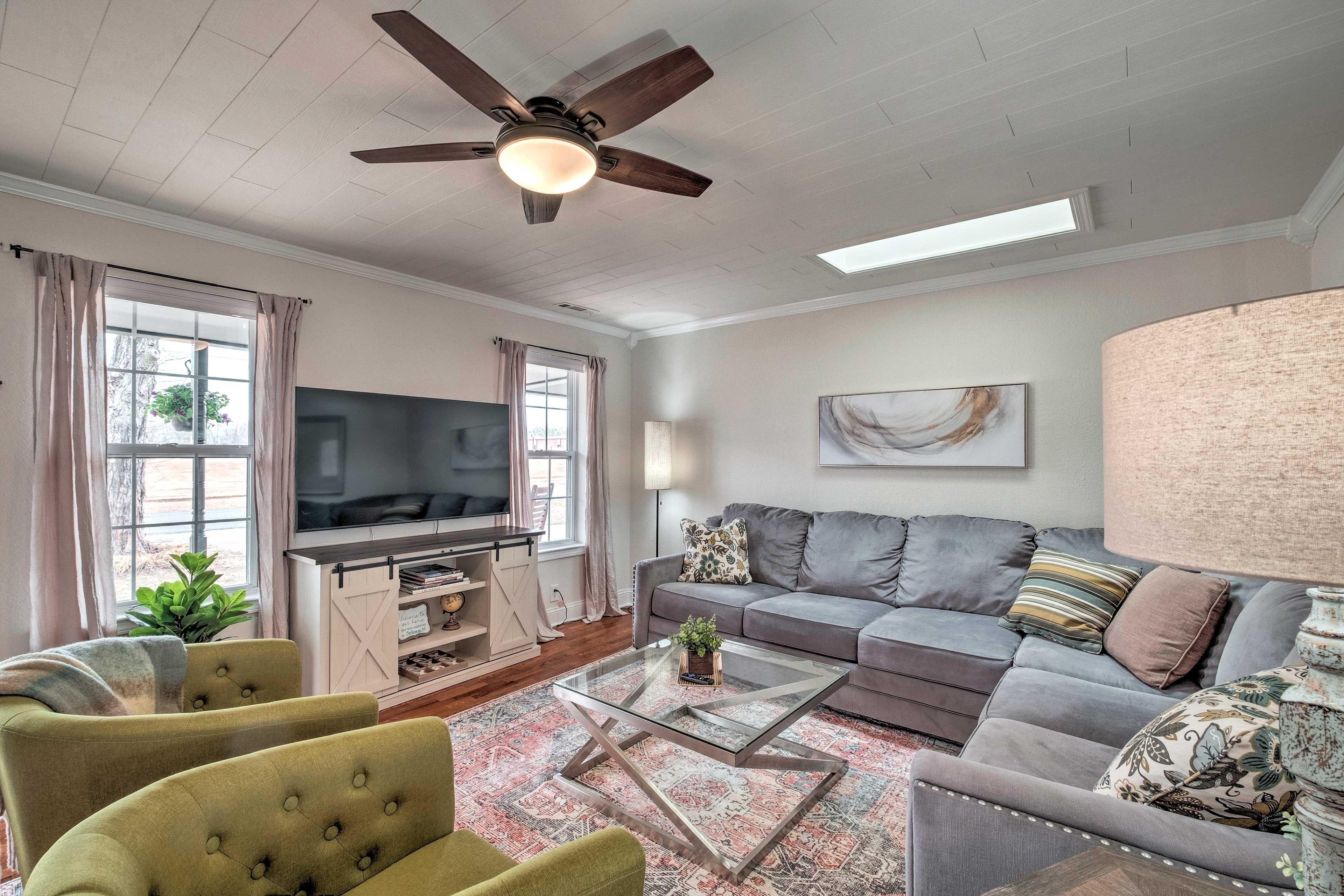 Living Room | Smart TV | Laptop Friendly