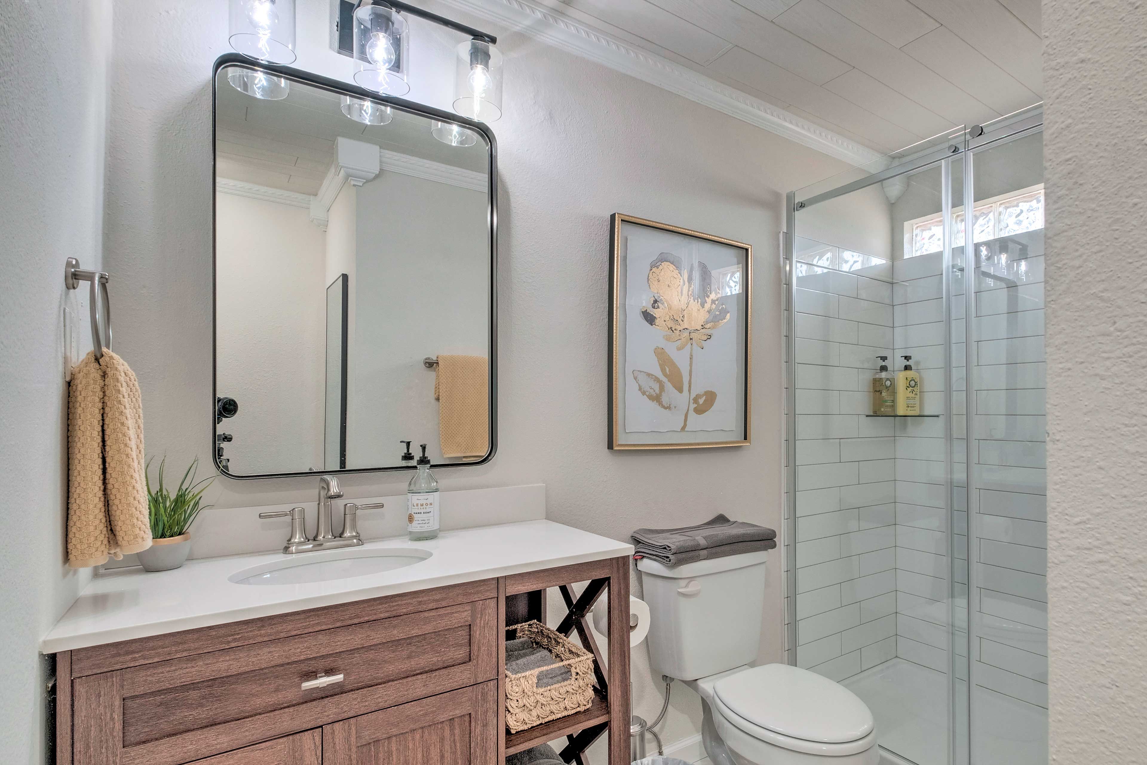 Full Bathroom | Main Level | Shampoo | Hair Dryer