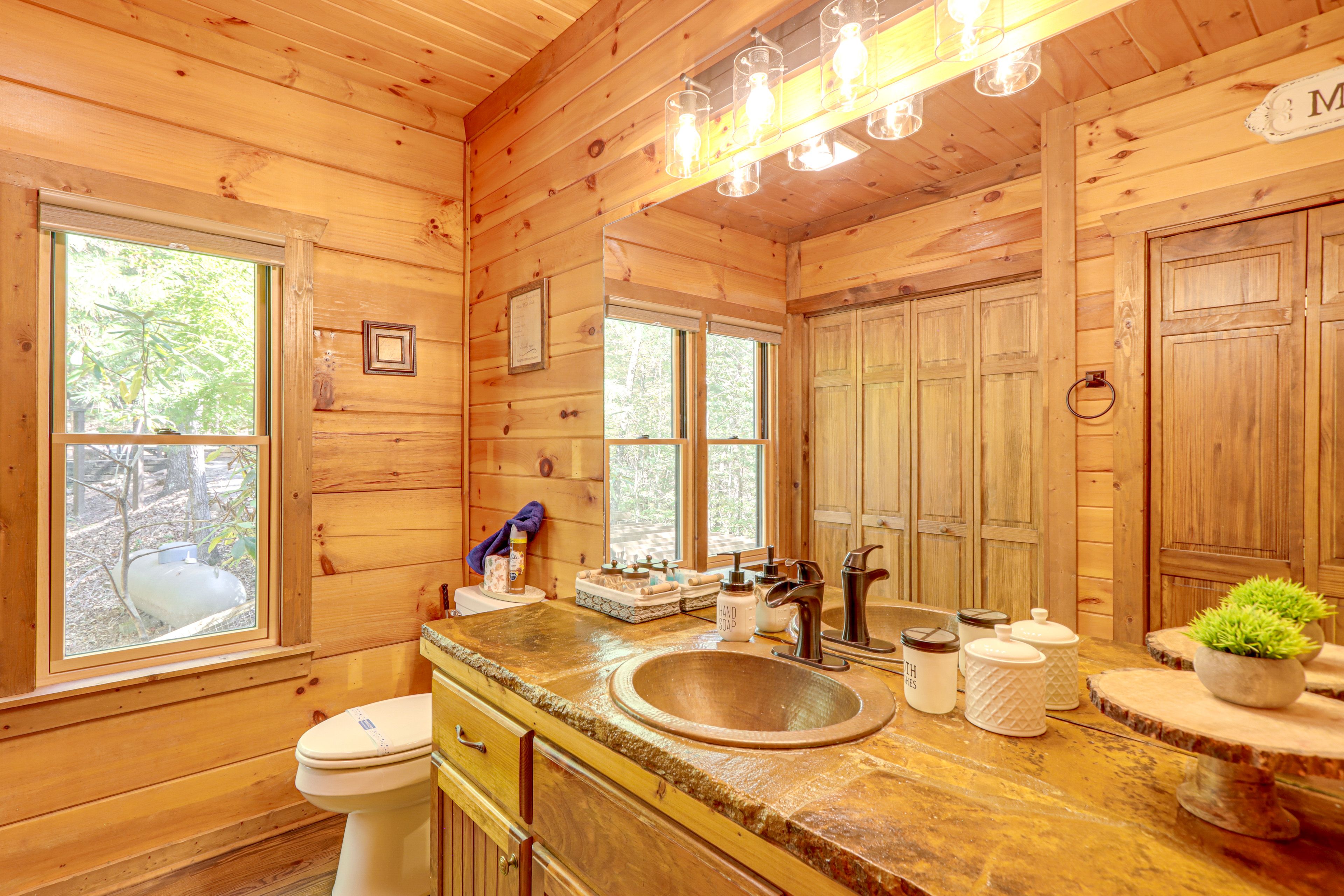 Full Bathroom | Towels Provided | Complimentary Toiletries