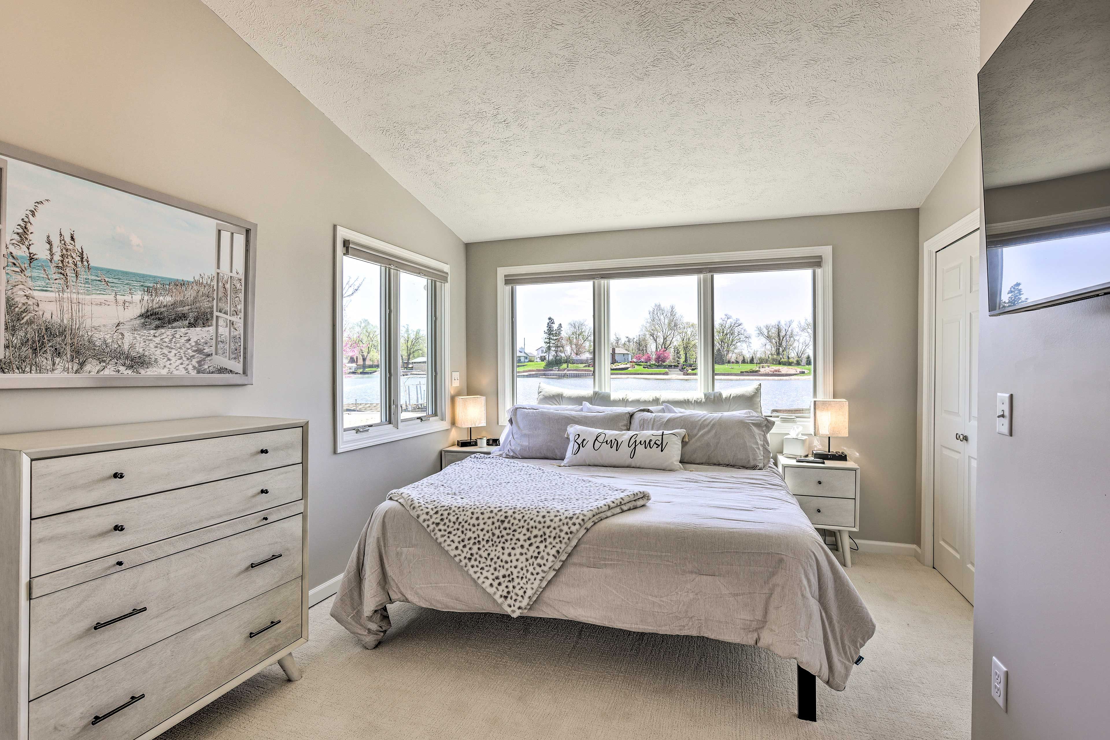 Bedroom 1 | King Bed