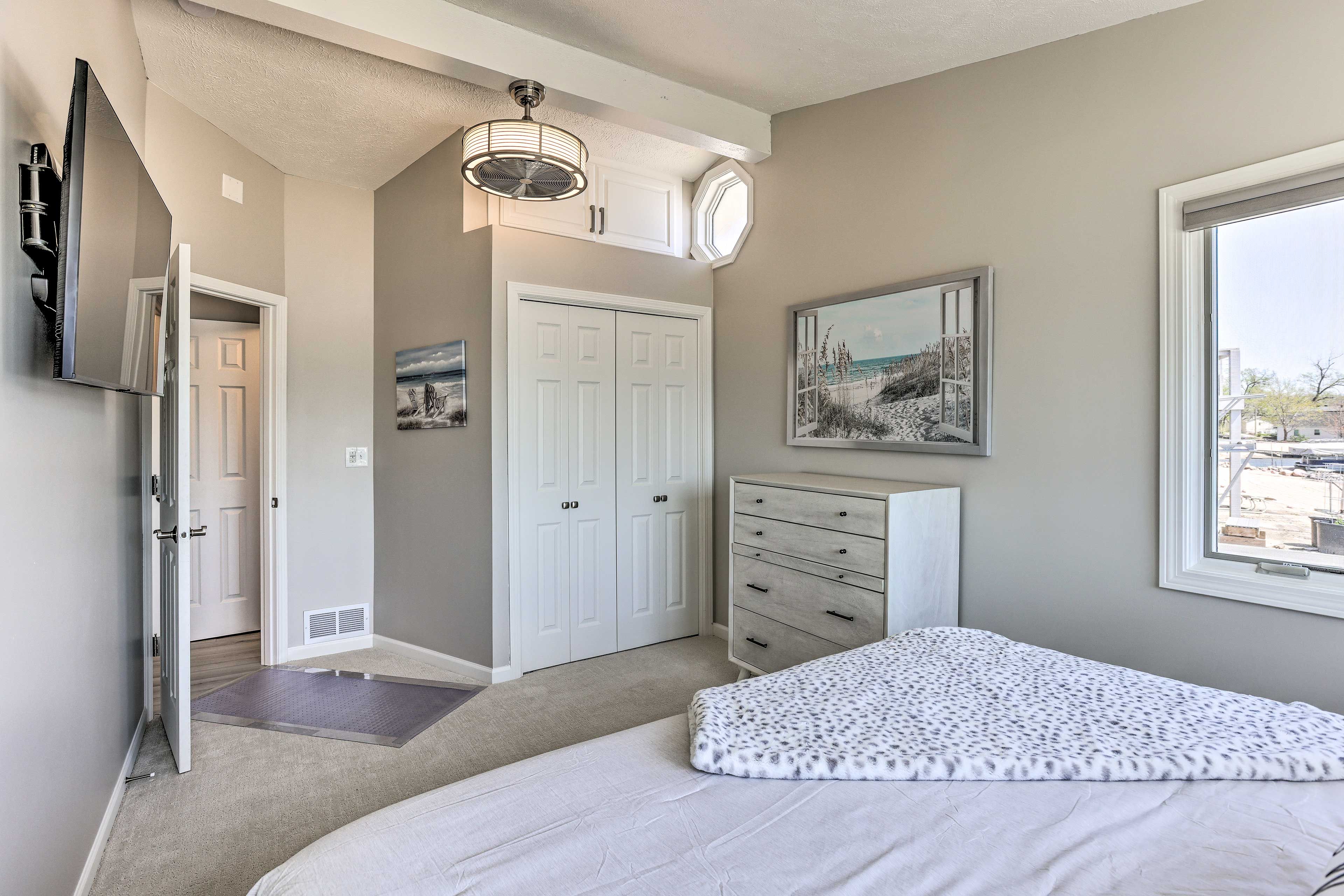 Bedroom 1 | Smart TV