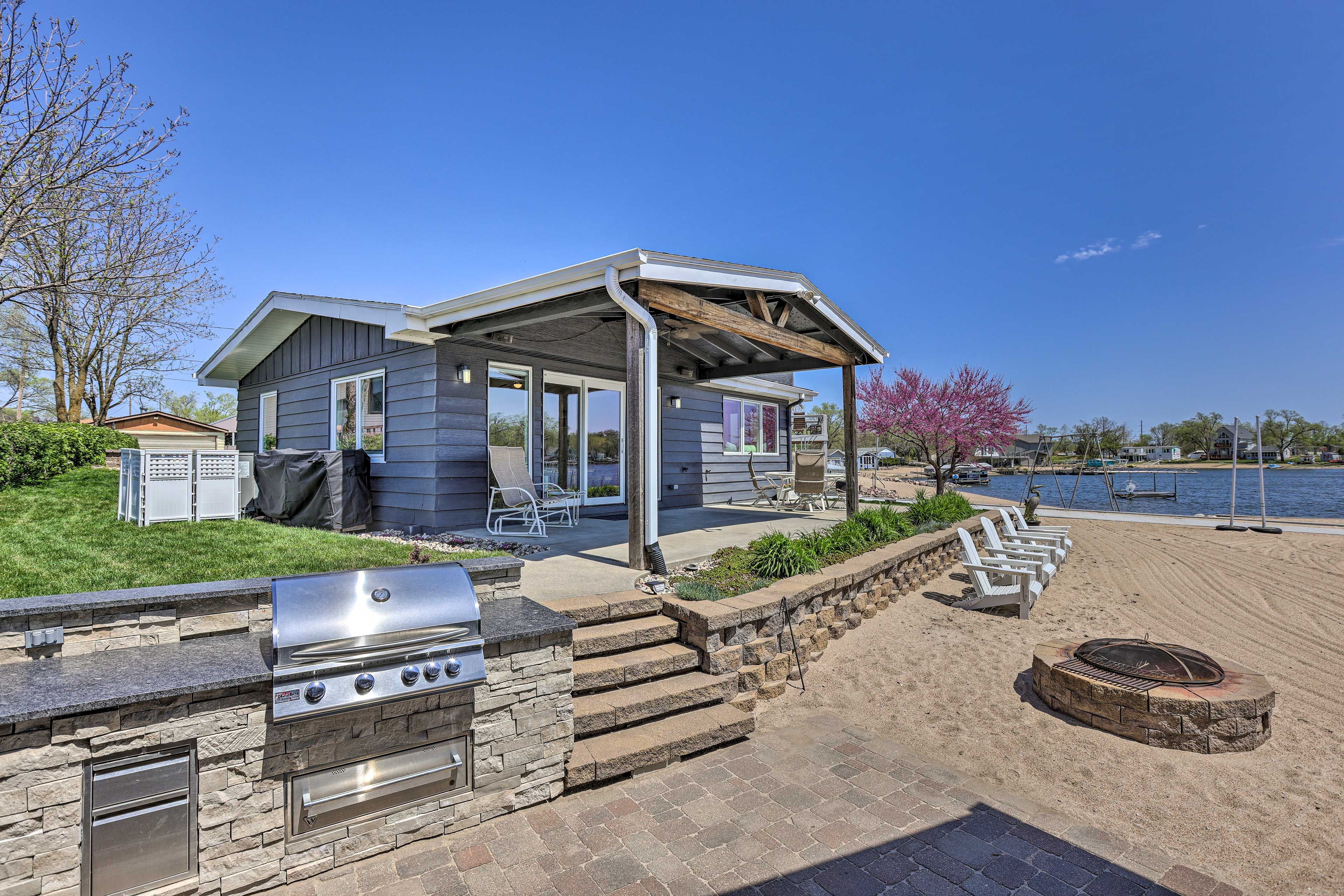 Private Patio | Gas Grill | Private Beach