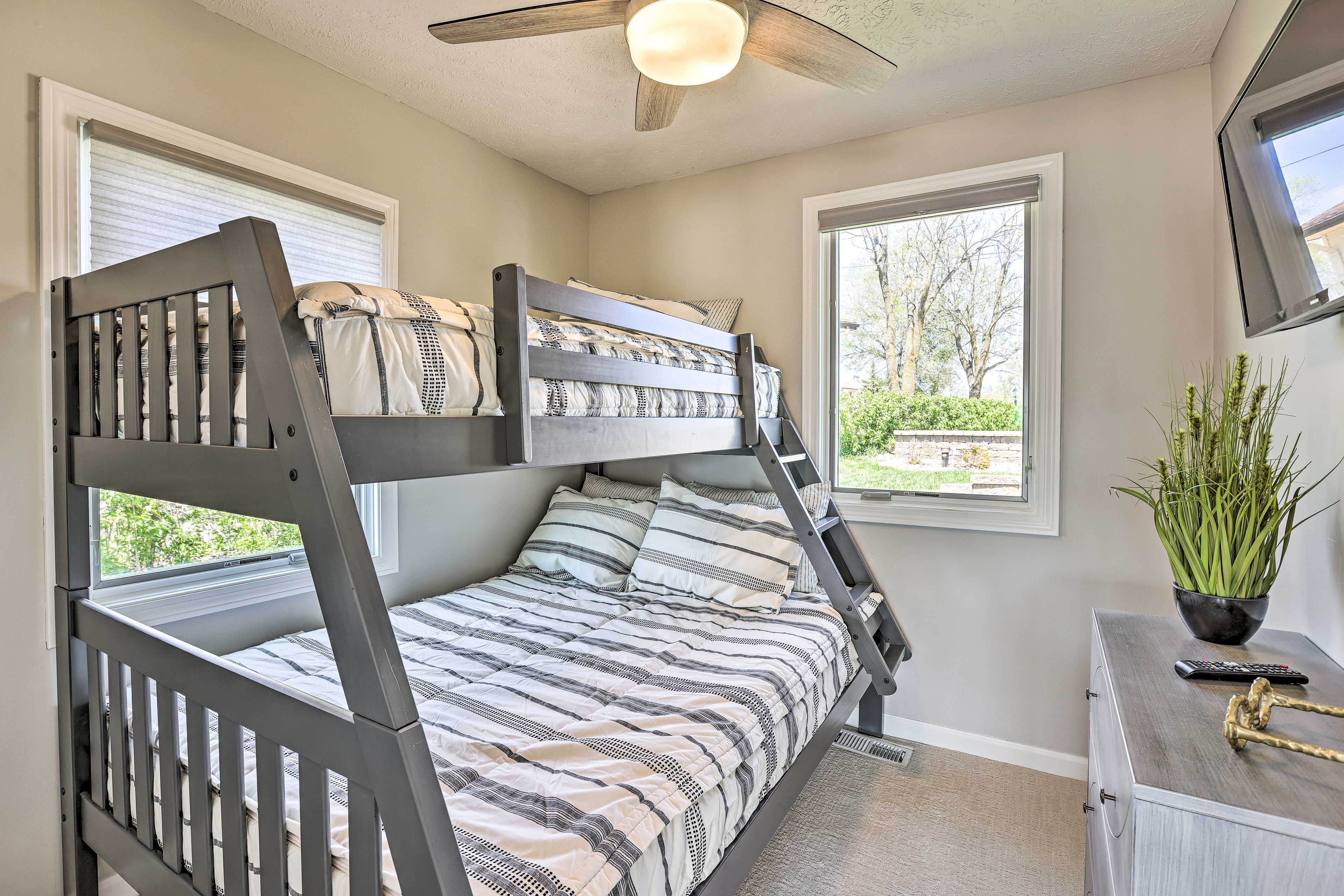 Bedroom 2 | Twin/Full Bunk Bed