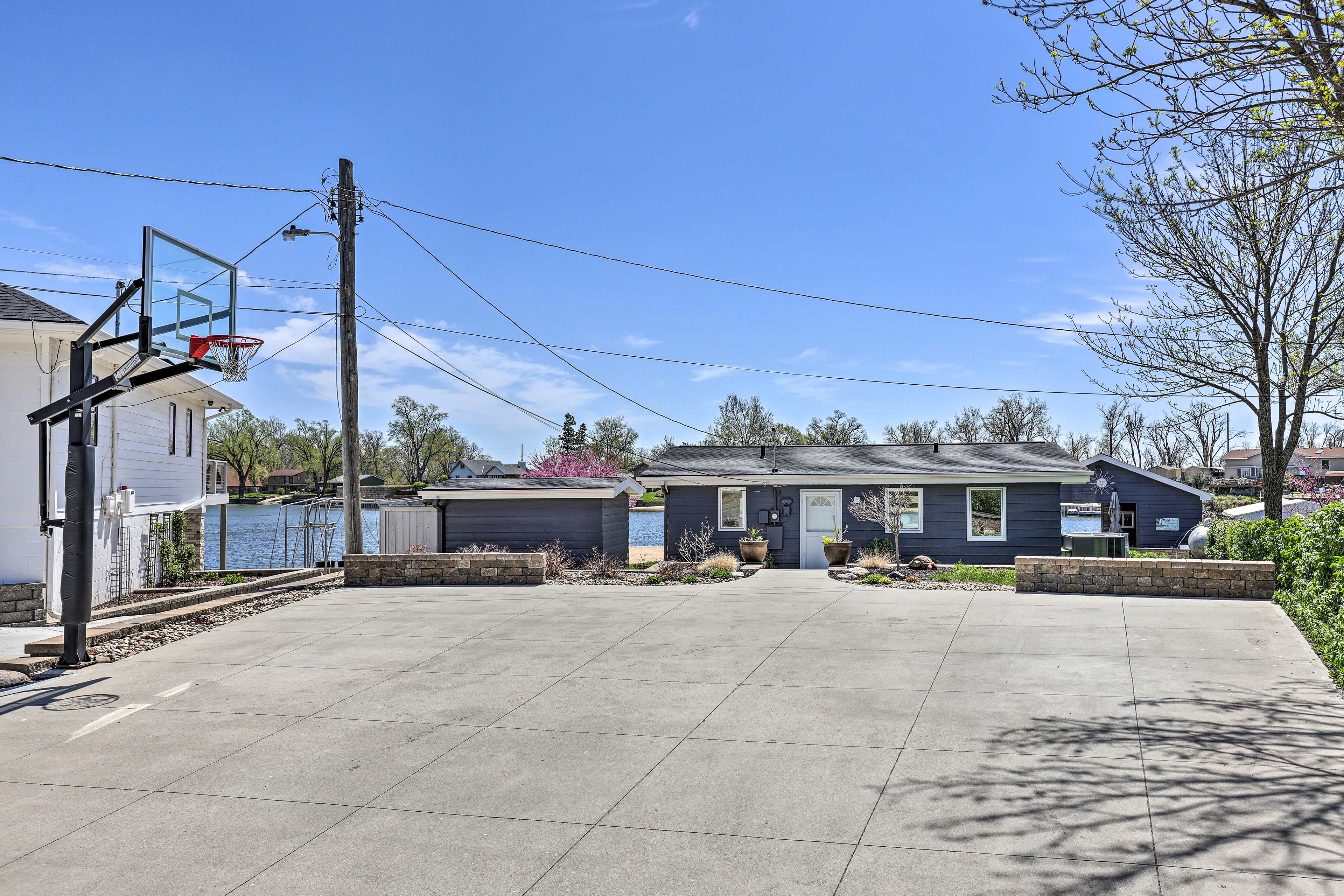 Parking | Driveway (5 Vehicles)