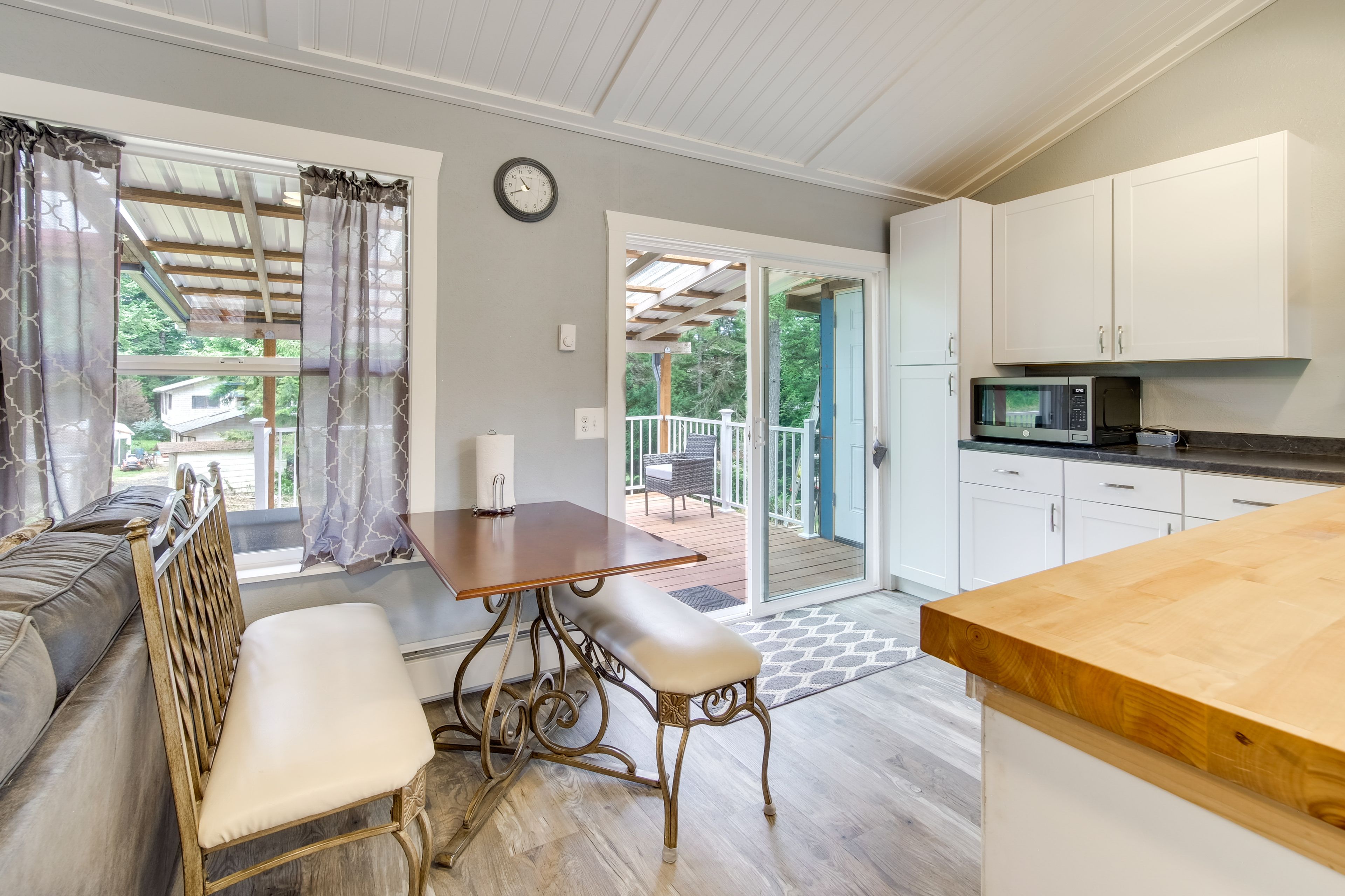 Dining Area & Kitchen | Keurig Coffee Maker | Dishwasher | Cooking Utensils