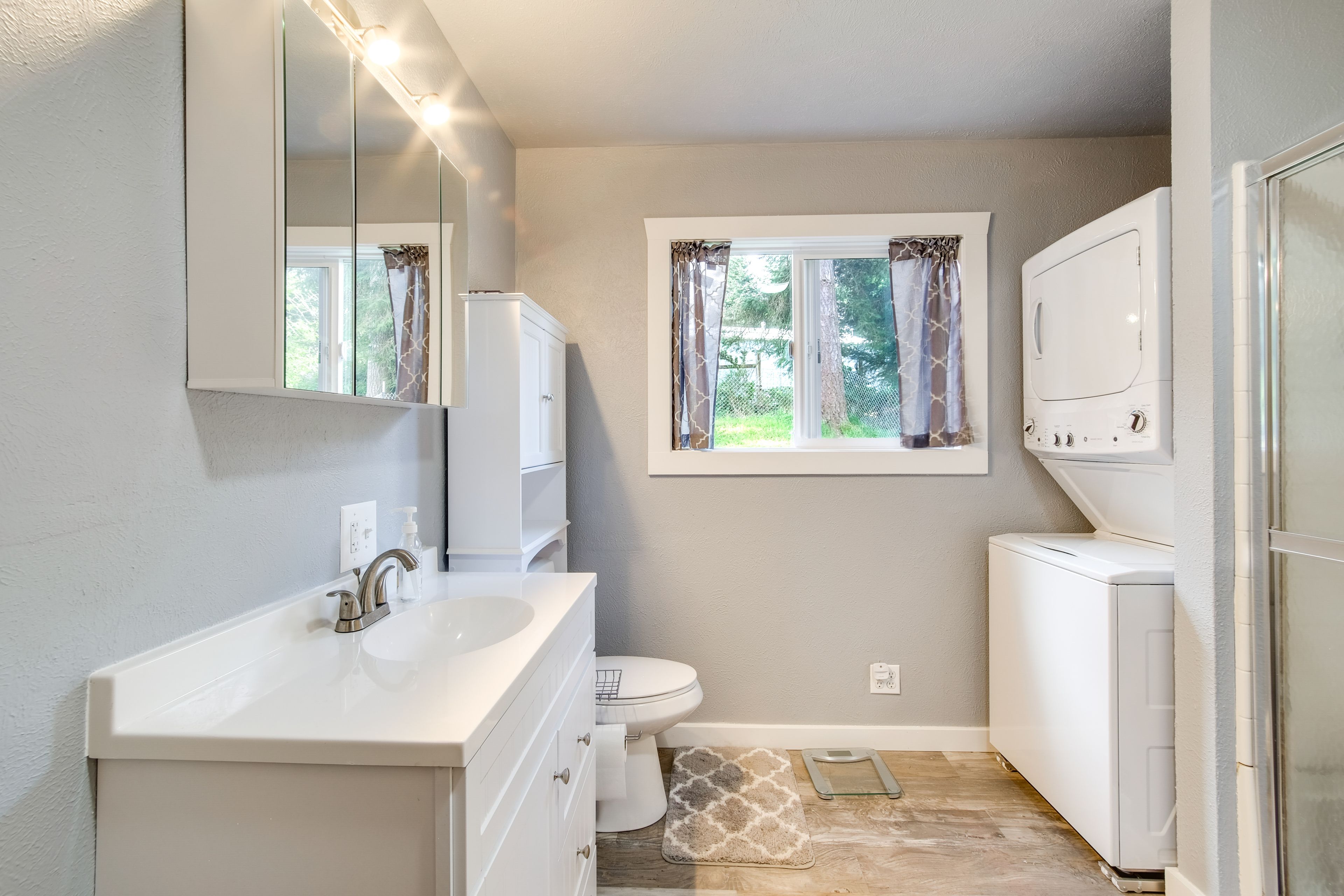 Full Bathroom | Complimentary Toiletries
