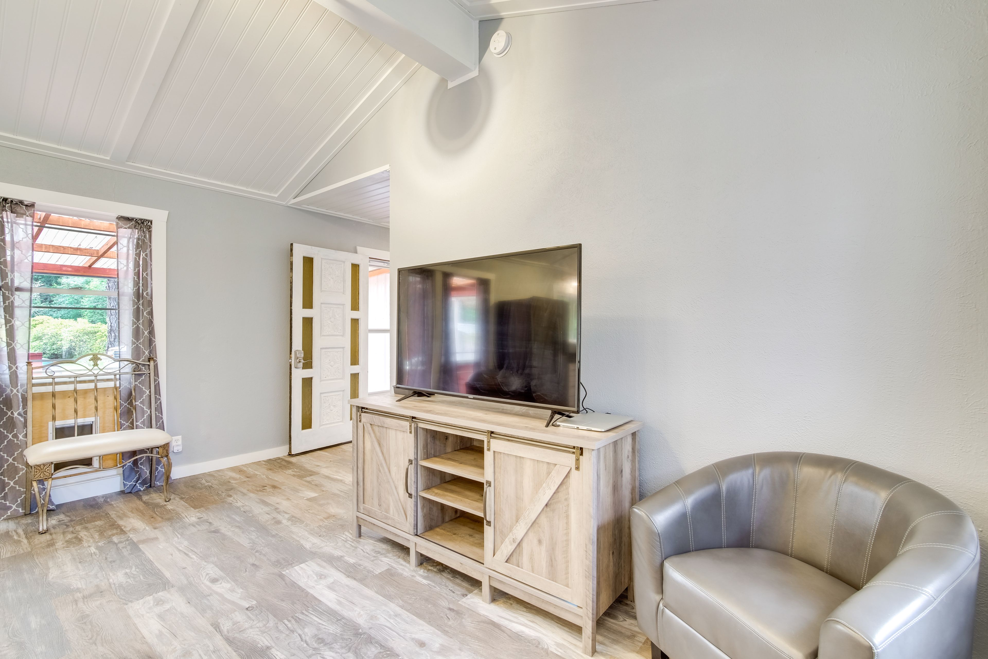 Living Room | Smart TV w/ Cable | Board Games | Central Heat