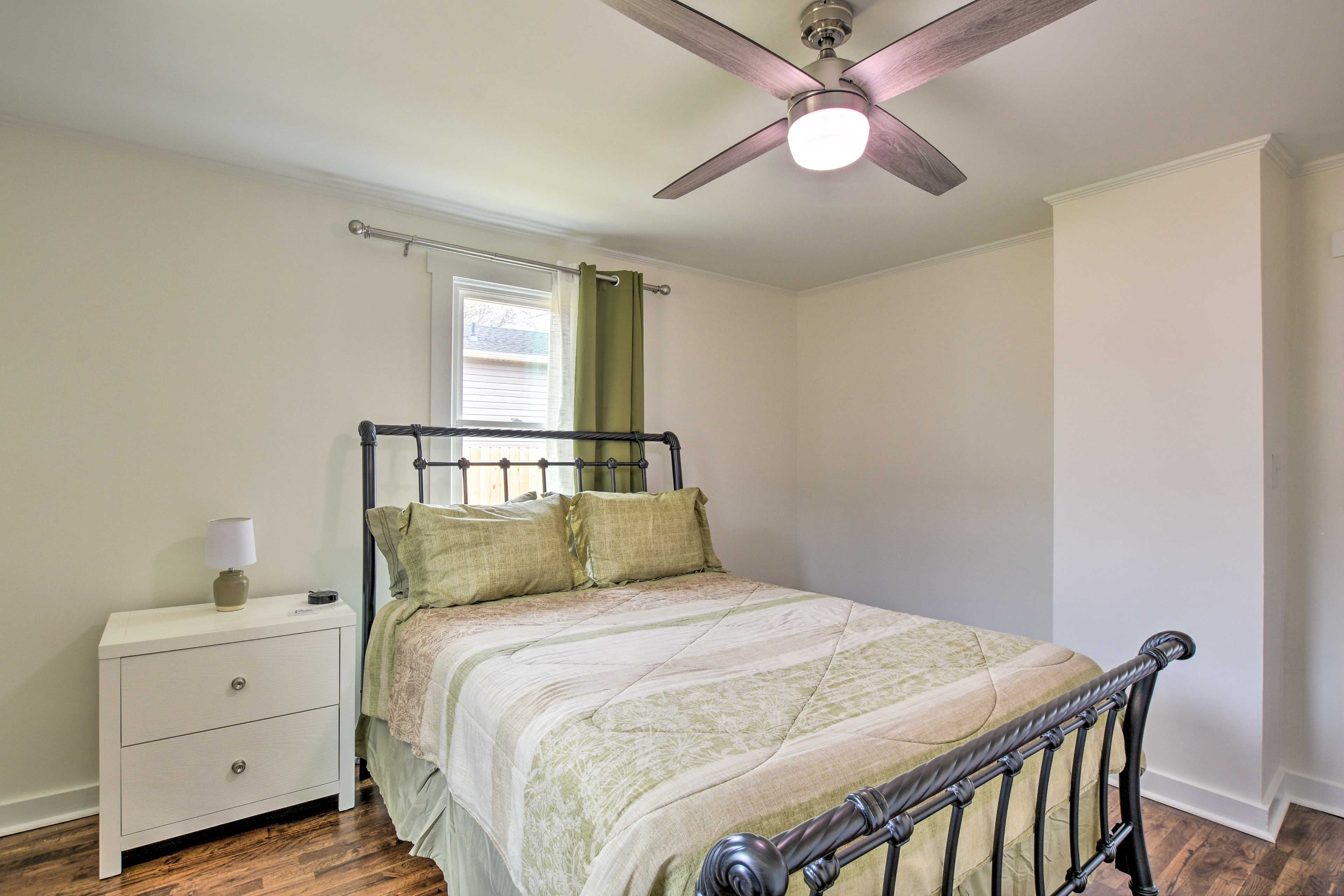 Bedroom 2 | Queen Bed