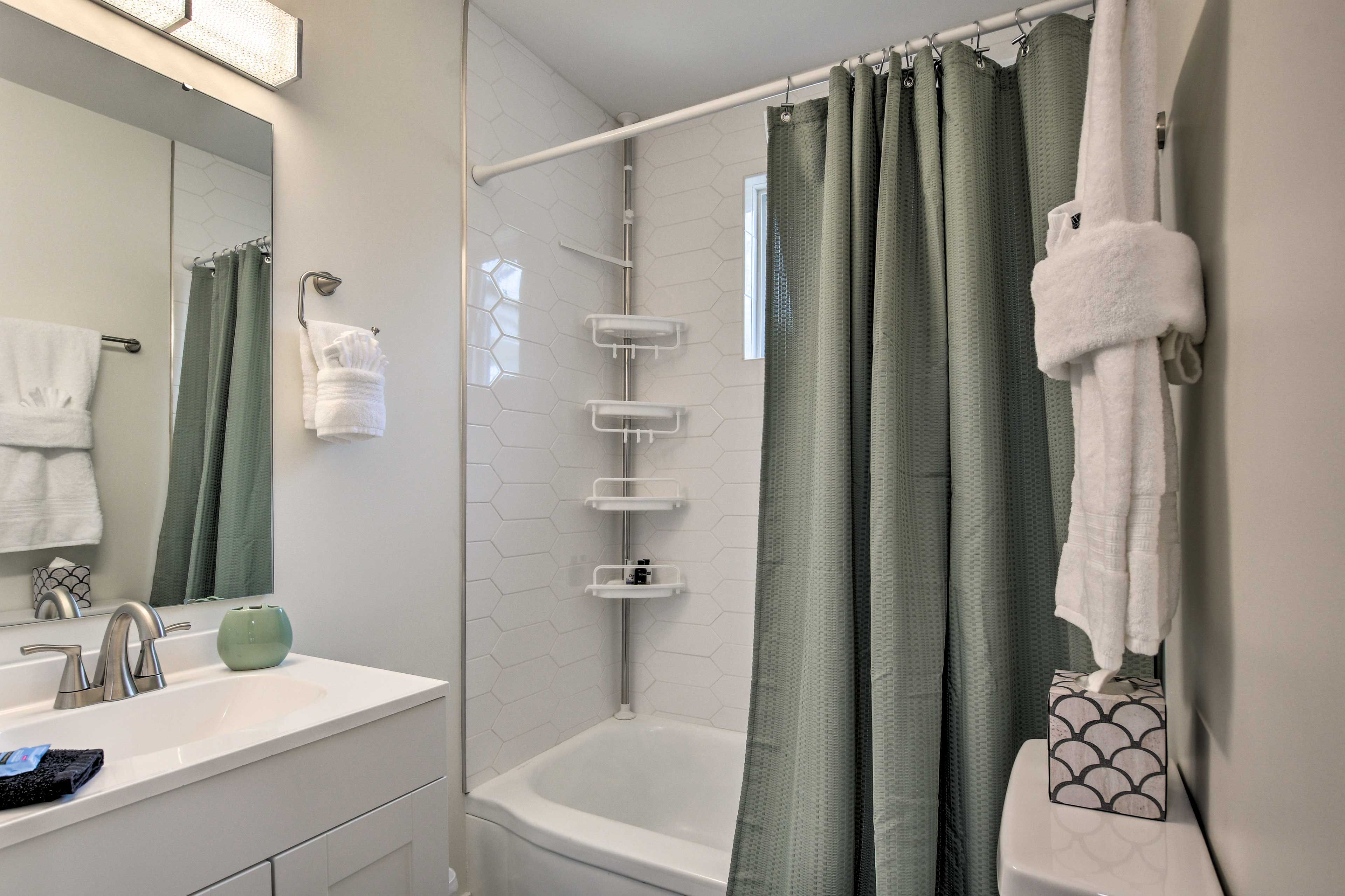 Full Bathroom | Hair Dryer | Towels Provided