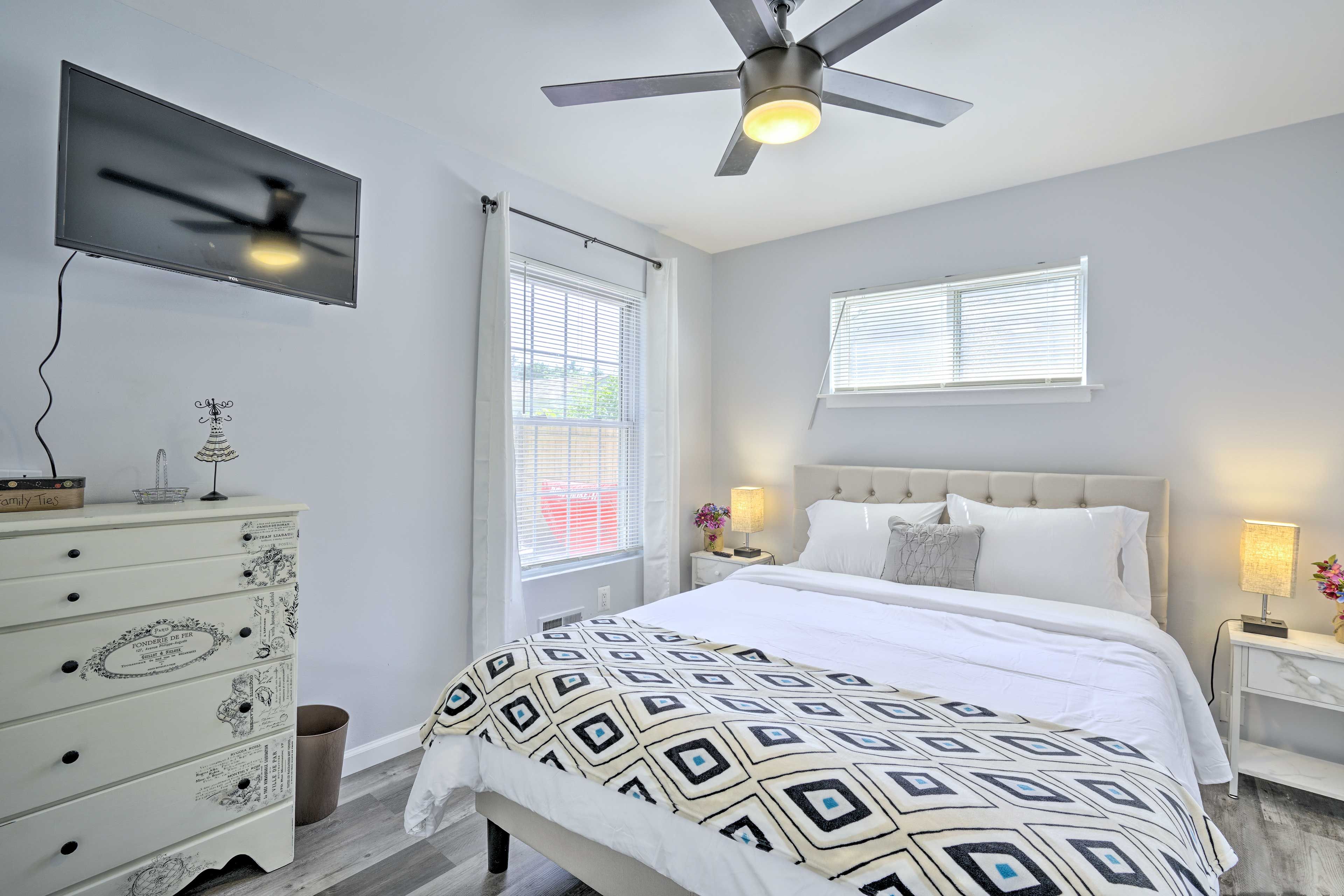 Bedroom 2 | Queen Bed | Hangers