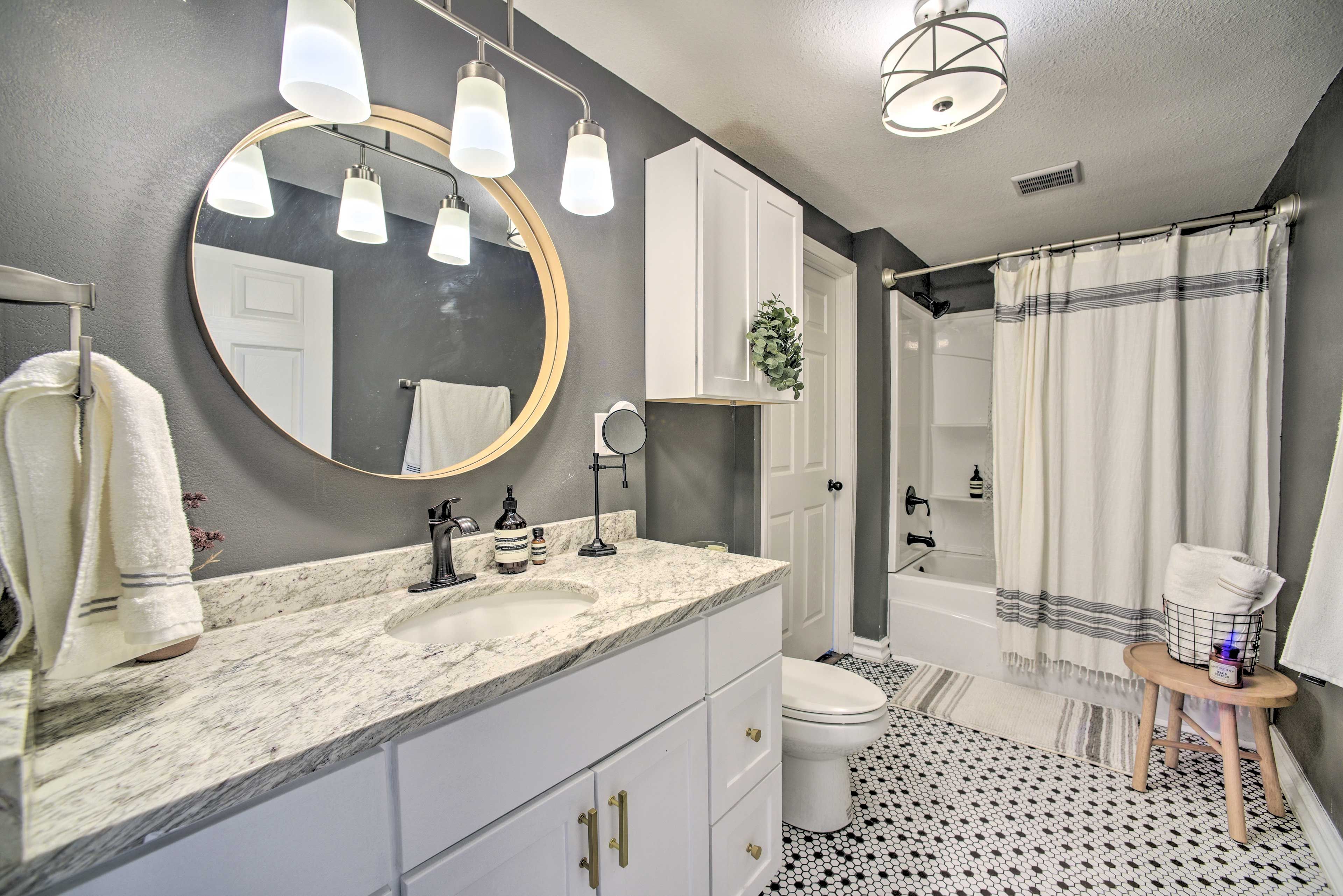 Full Bathroom | Complimentary Toiletries