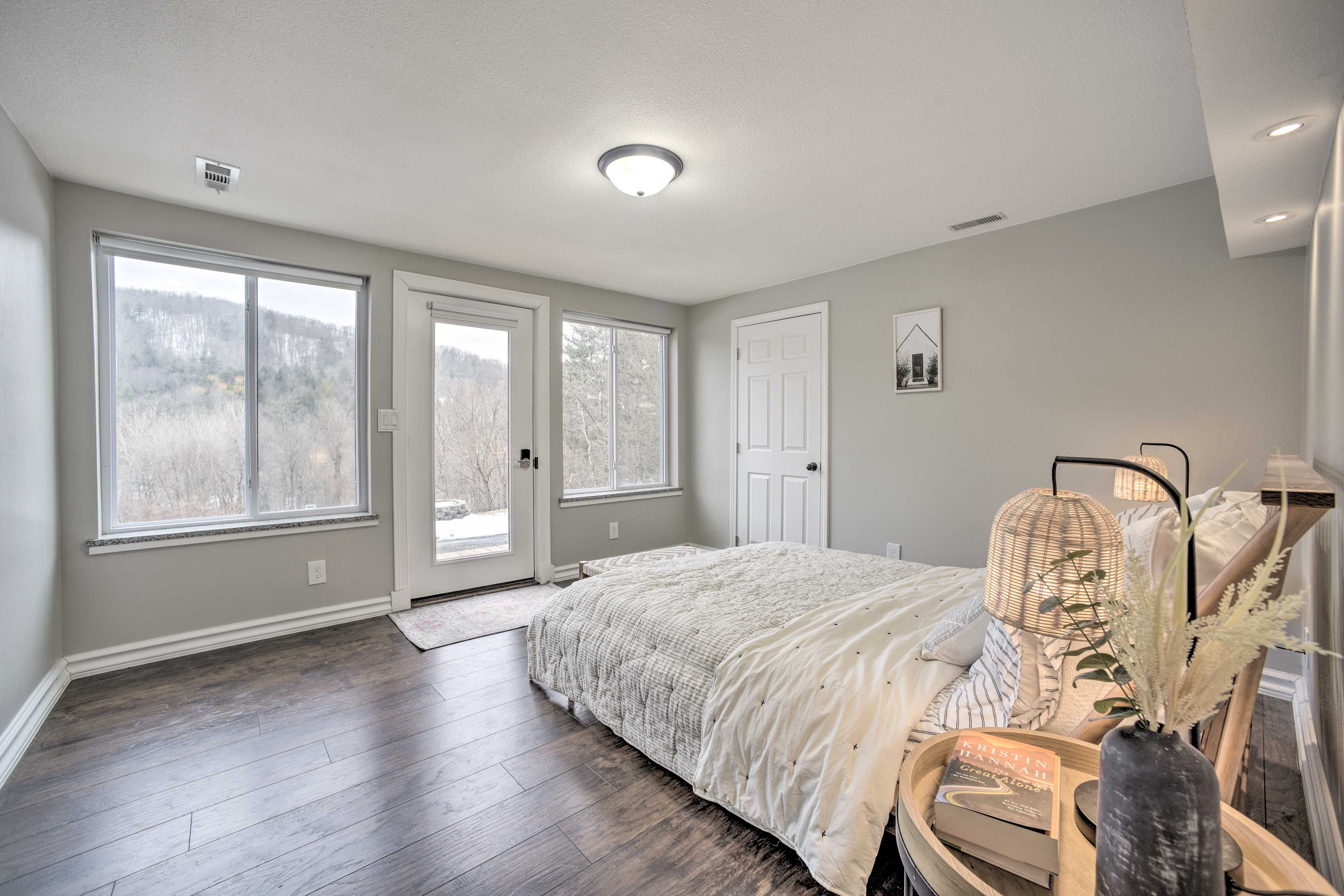 Bedroom 1 | Queen Bed